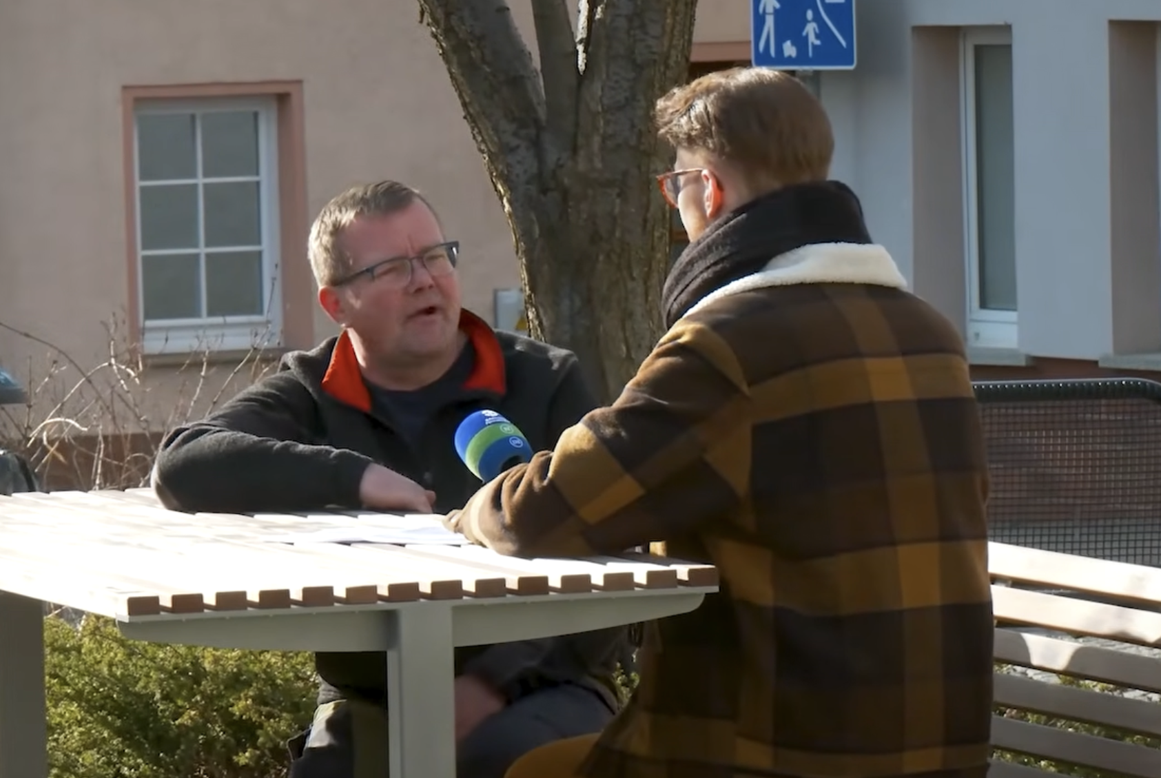 Der betroffene Feuerwehrmann spricht in einem exklusiven "Sachsen Fernsehen" - Interview über den Vorfall mit der Polizei | Quelle: youtube.com/watch?v=3iVCPcSmli8