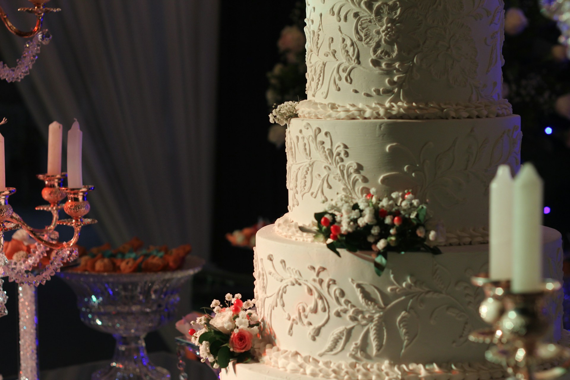 Eine atemberaubende Torte in der Auslage | Quelle: Unsplash