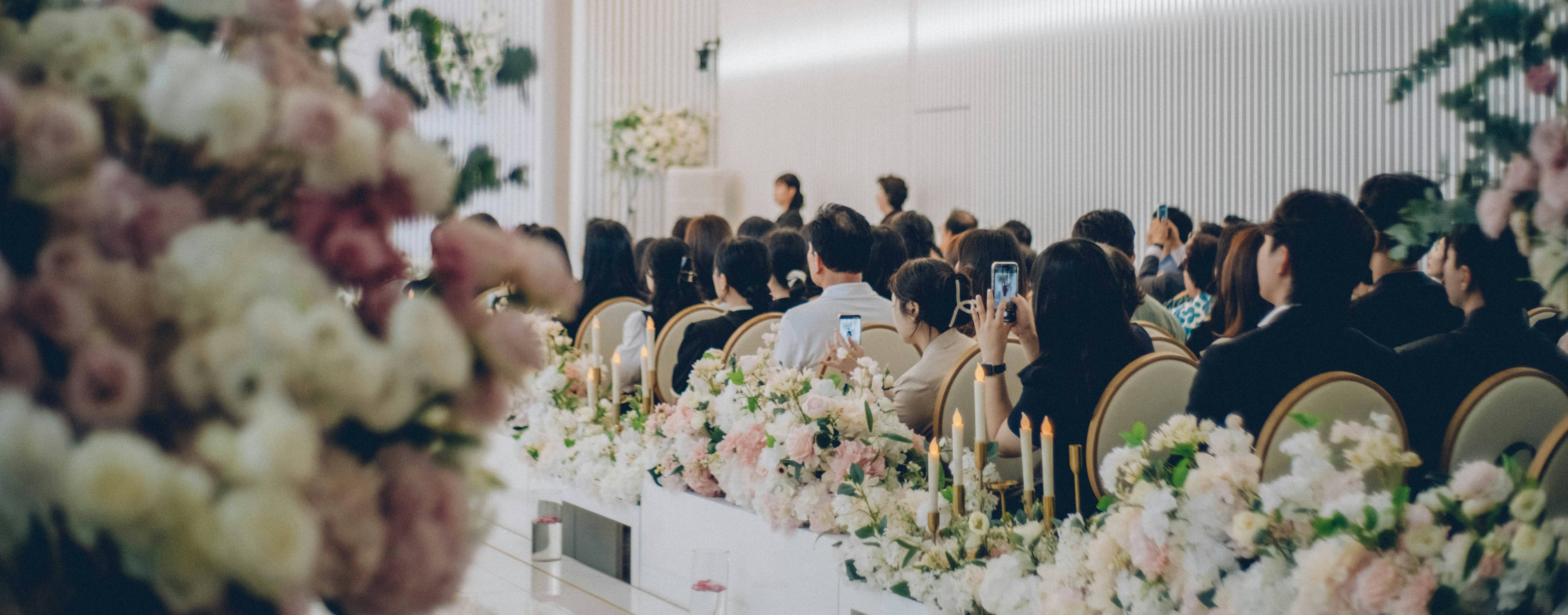 Gäste auf einer Hochzeit | Quelle: Unsplash