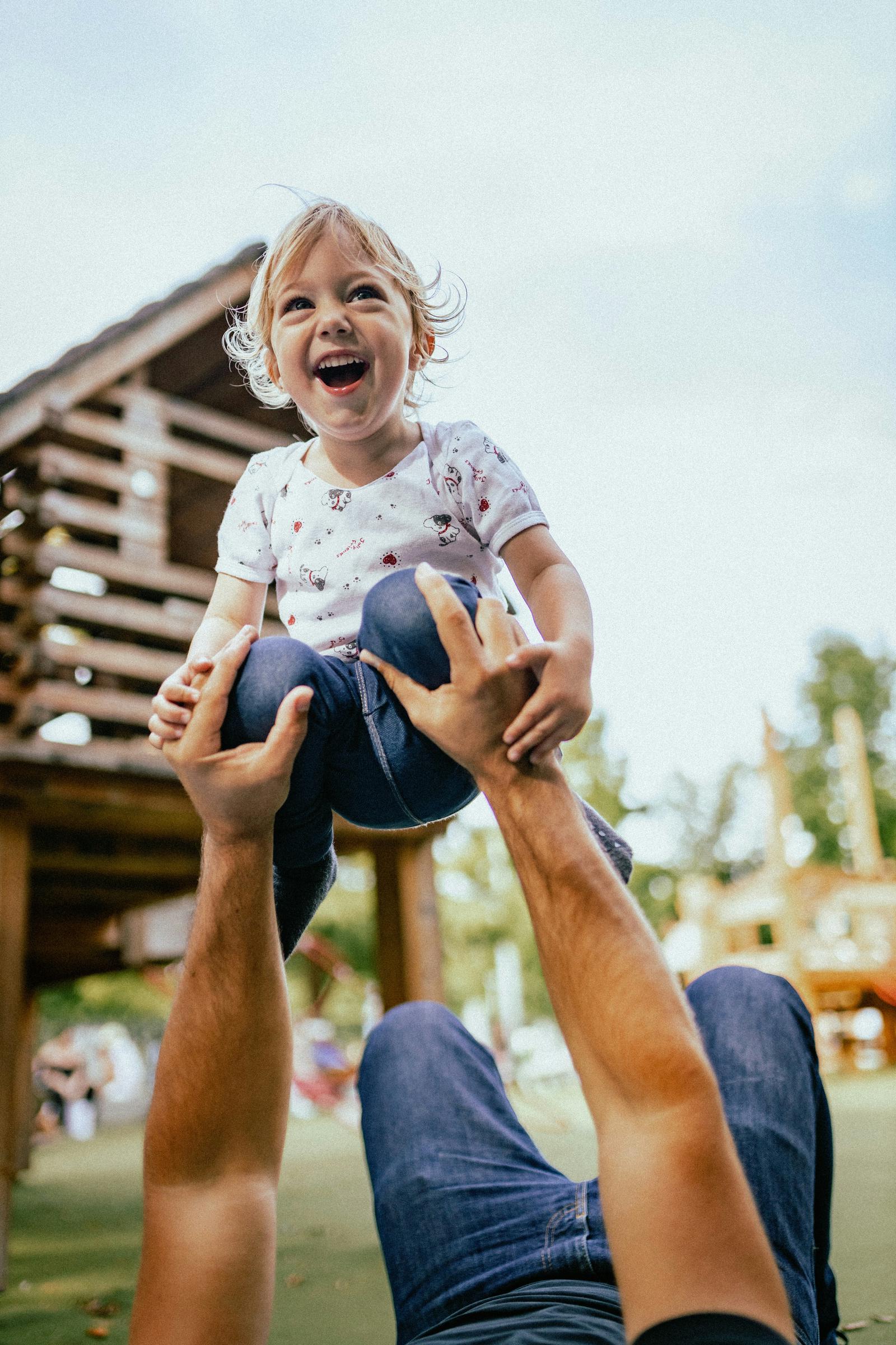 Ein glücklicher Sohn mit seinem Vater | Quelle: Unsplash