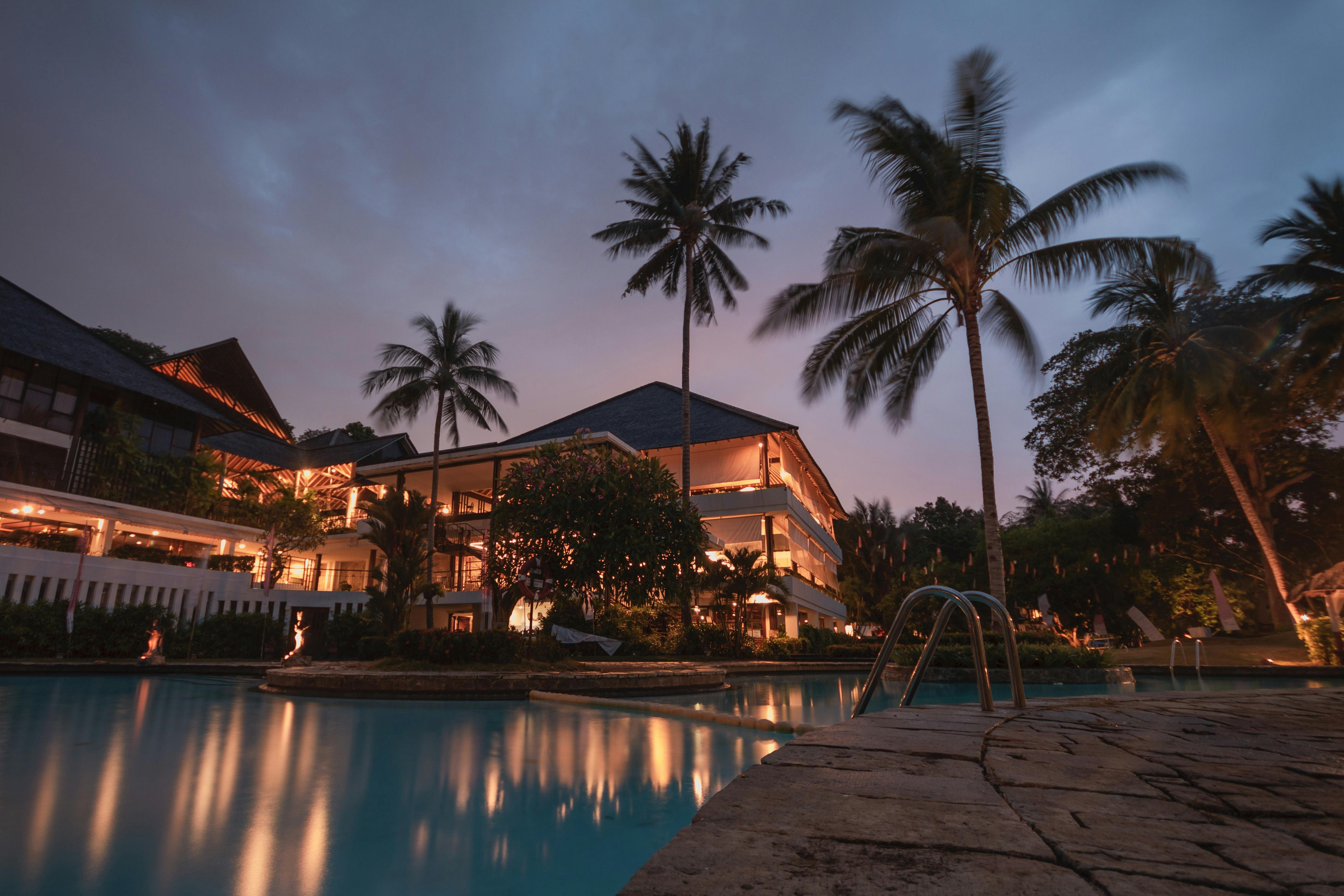Ein Resort mit Palmen | Quelle: Pexels