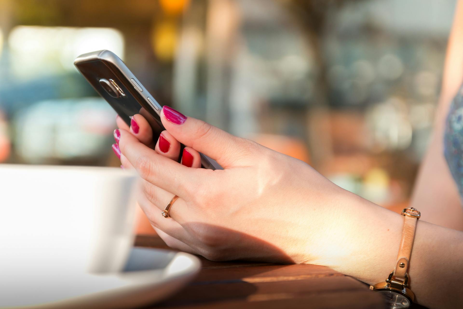 Eine Frau hält ihr Telefon | Quelle: Pexels