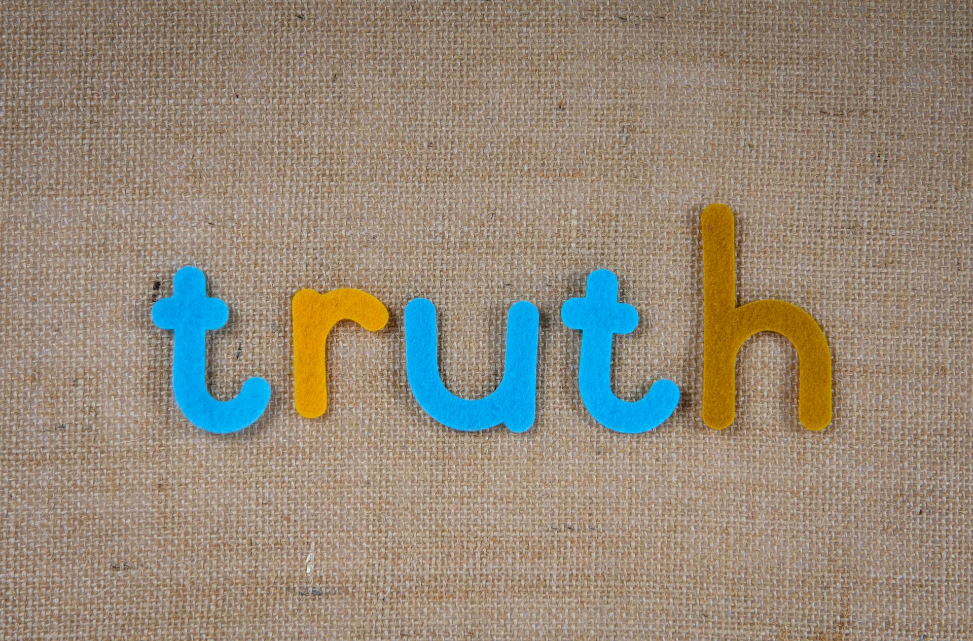 Ein Ausschnitt von Buchstaben auf einer braunen Fläche | Quelle: Pexels