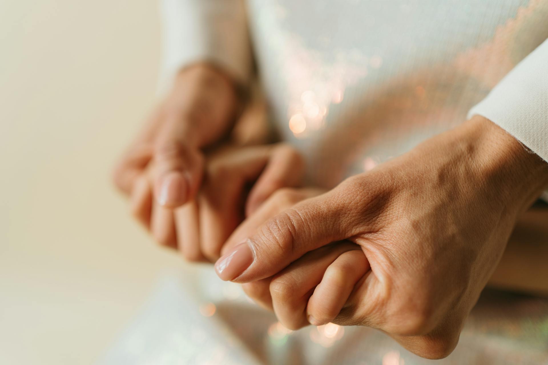 Eine Frau hält die Hände ihrer Tochter | Quelle: Pexels