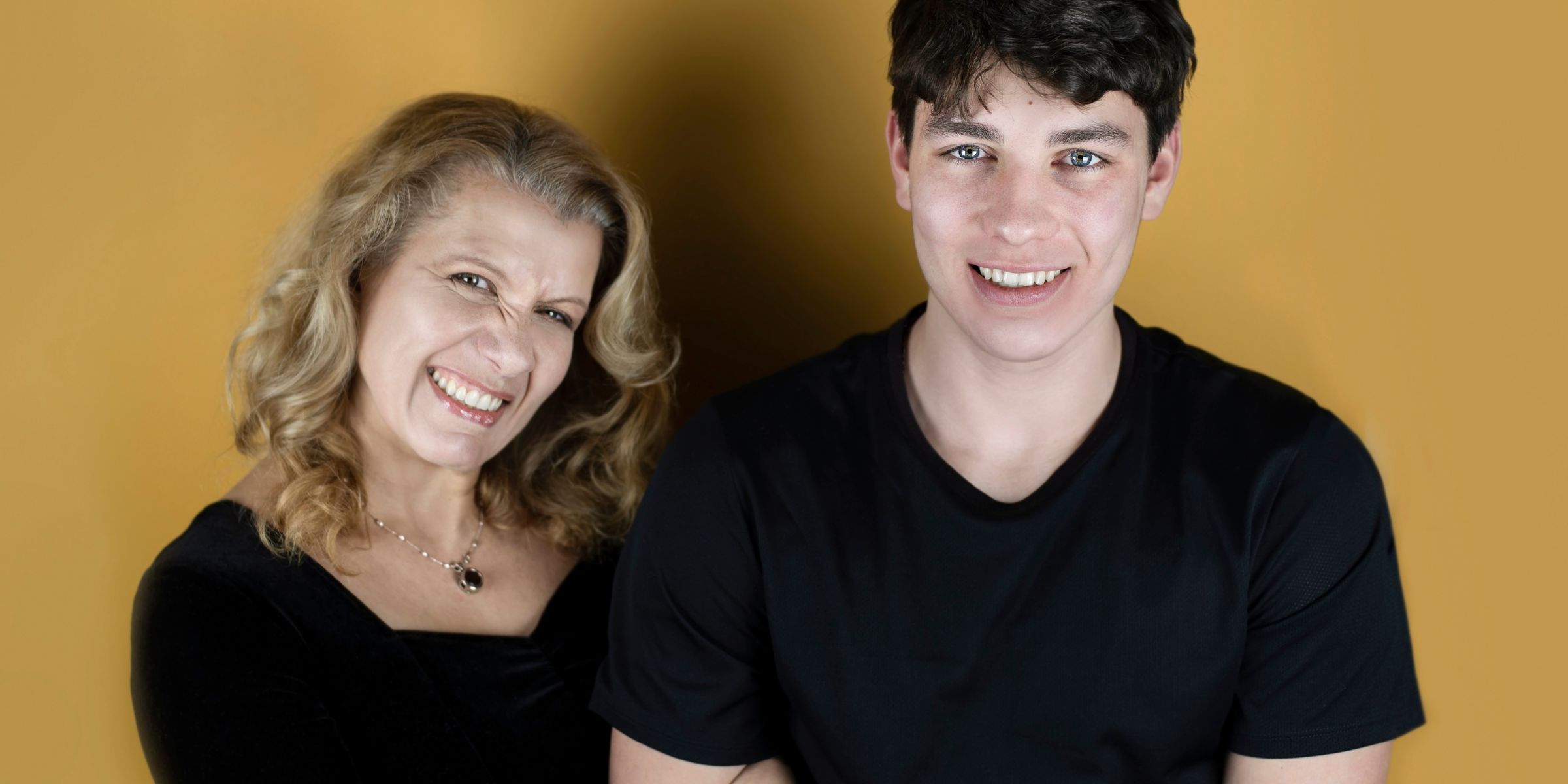 Ein junger Mann mit seiner Mutter | Quelle: Shutterstock