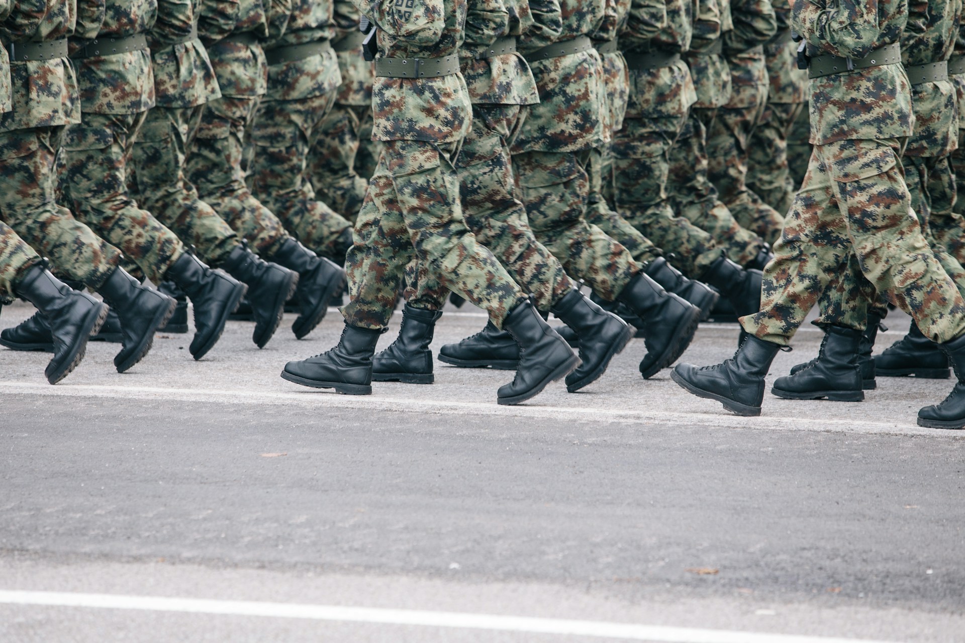 Soldaten marschieren bei einer Parade | Quelle: Unsplash