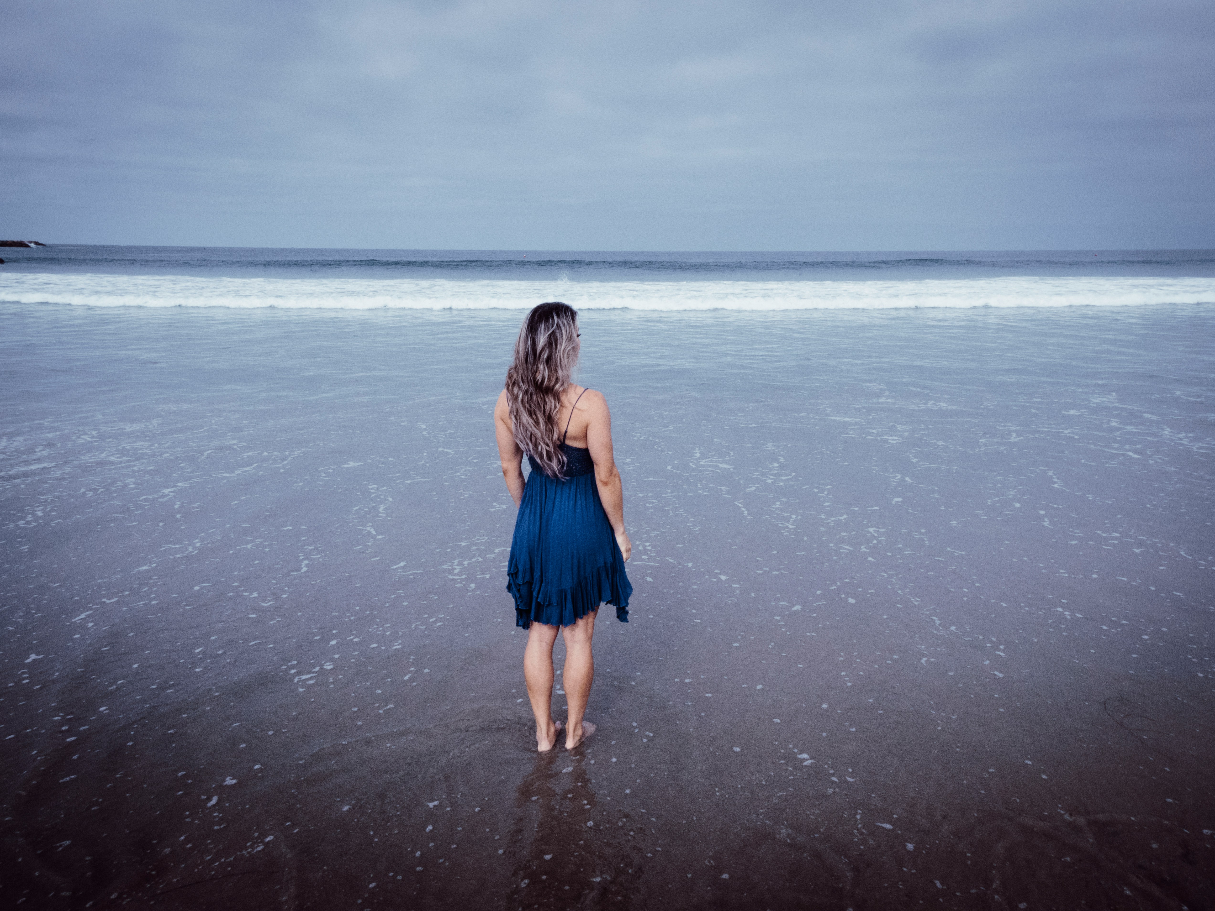 Eine Frau, die an einem Strand steht | Quelle: Unsplash