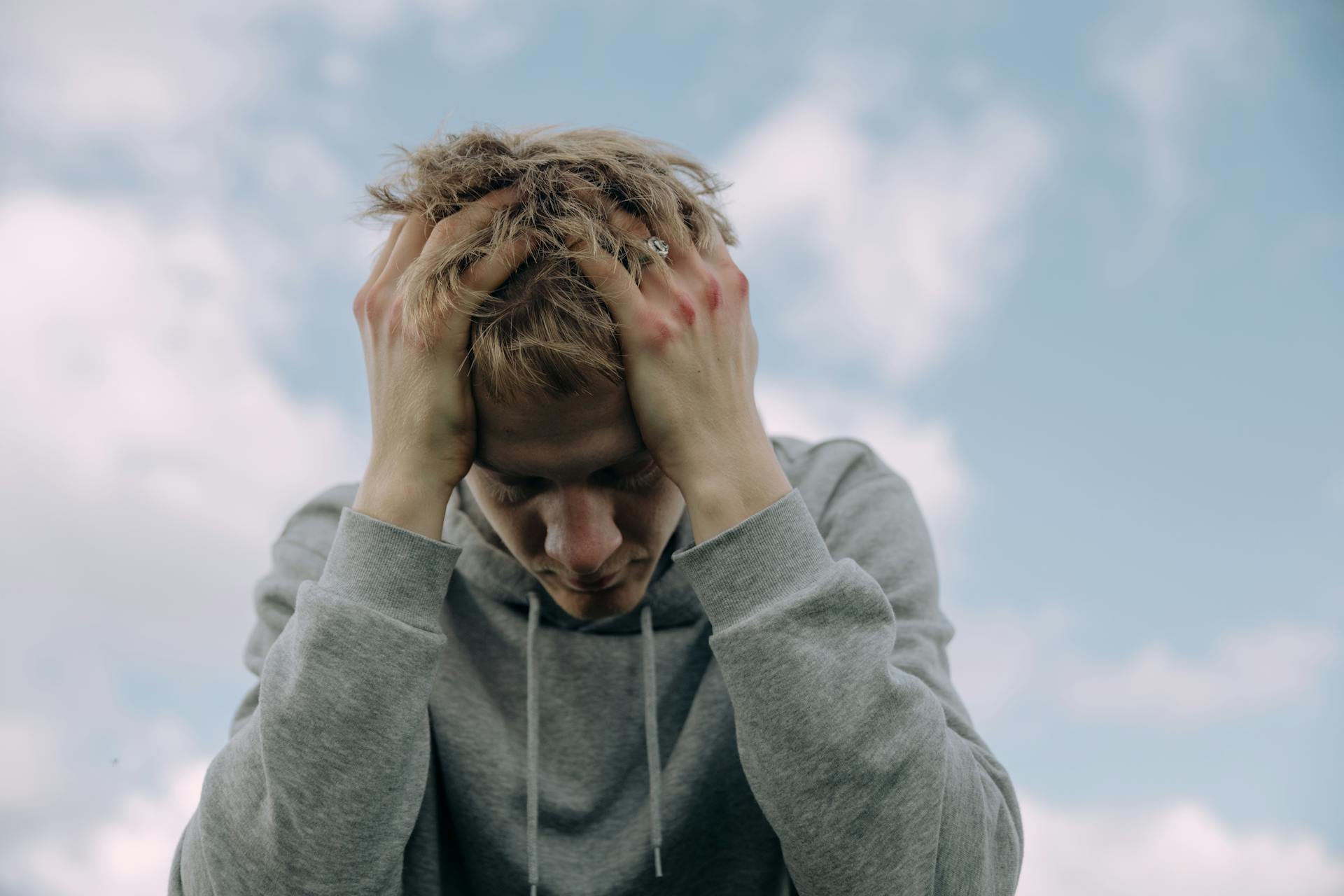Ein verzweifelter junger Mann | Quelle: Pexels