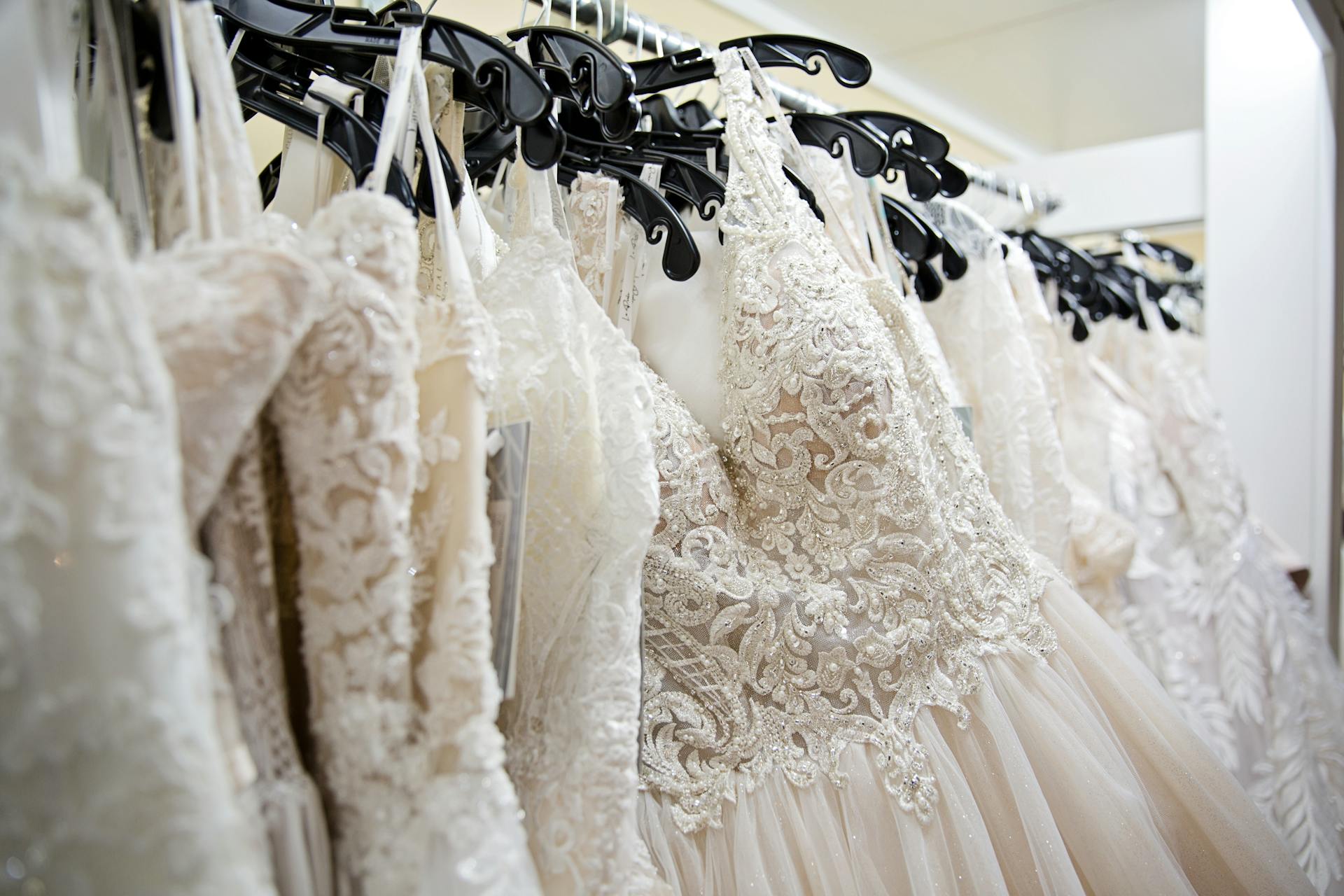 Brautkleider in einem Geschäft | Quelle: Pexels