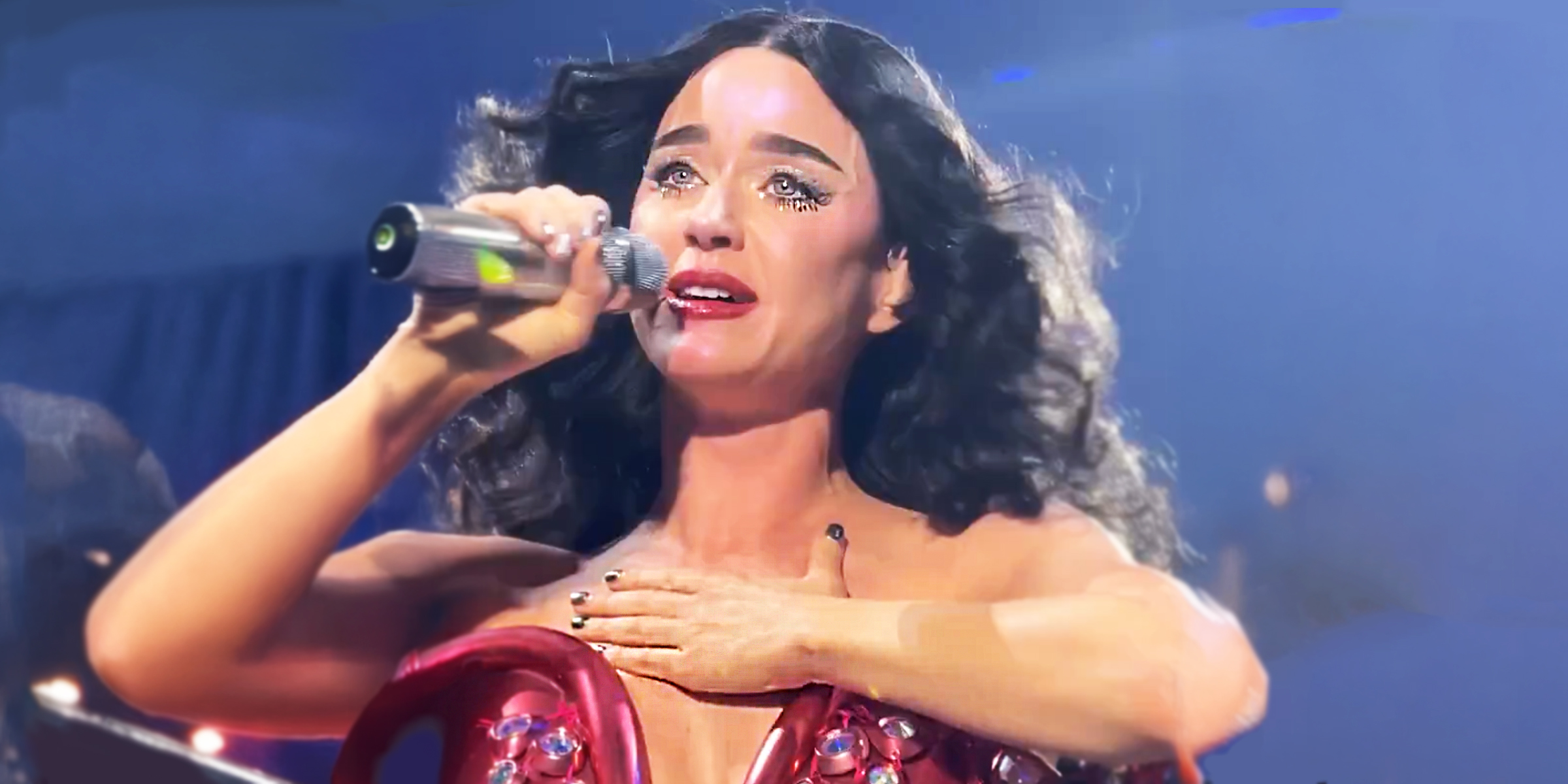 Katy Perry weint auf der Bühne | Quelle: x.com/@KatyPerryTours