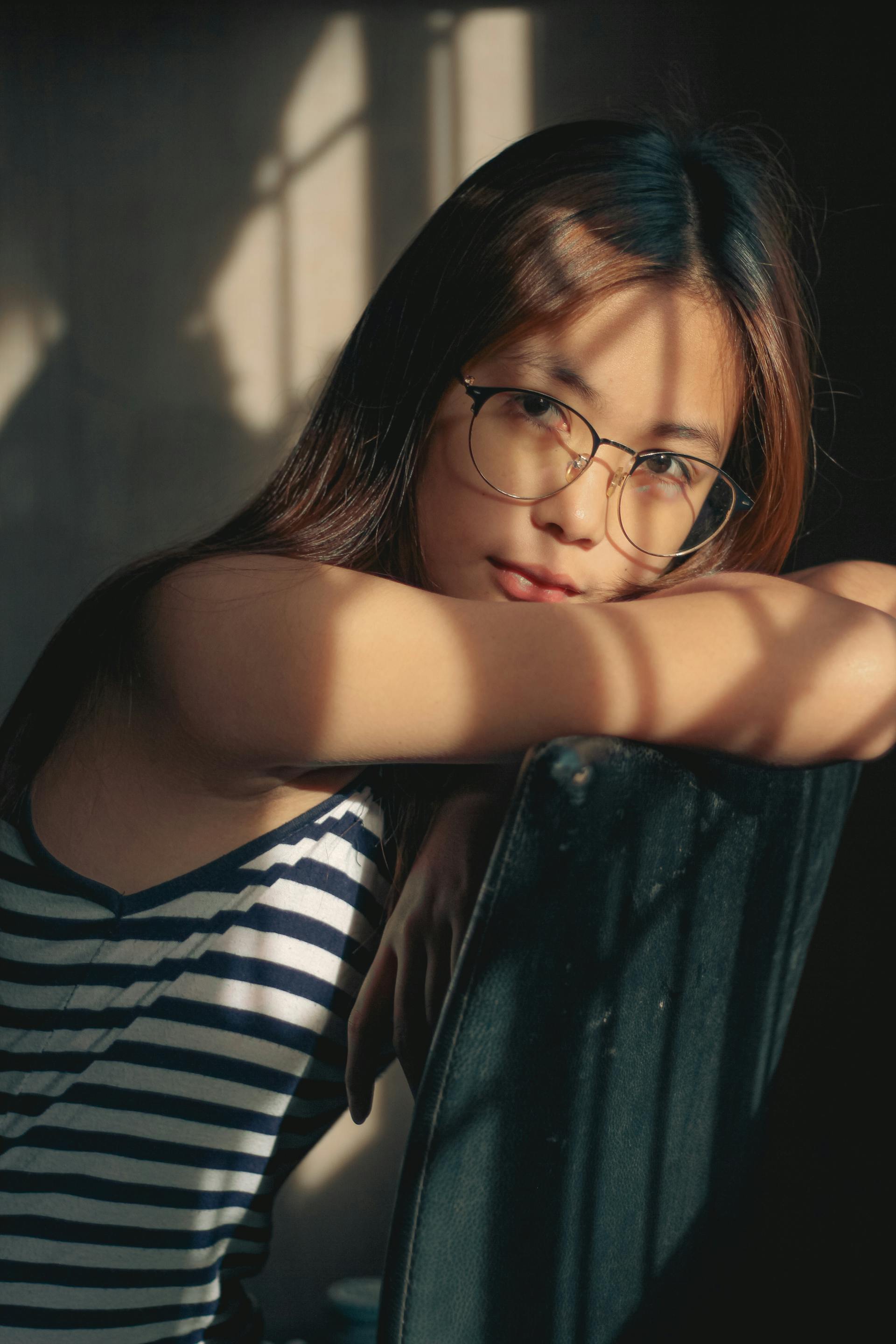 Ein Teenager-Mädchen mit einem nachdenklichen Gesichtsausdruck | Quelle: Pexels