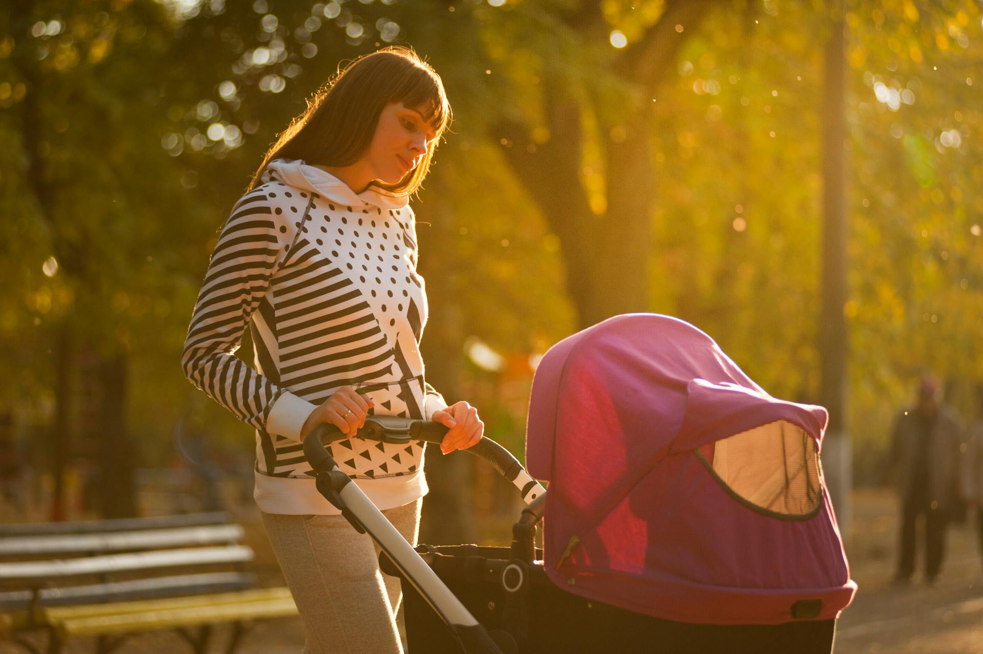 Eine Frau, die einen Kinderwagen hält | Quelle: Pexels