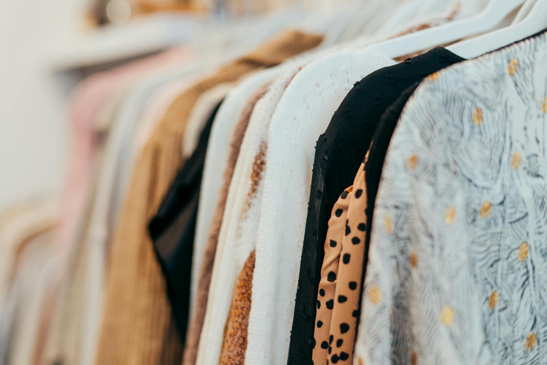 Kleider hängen in einem Schrank | Quelle: Pexels