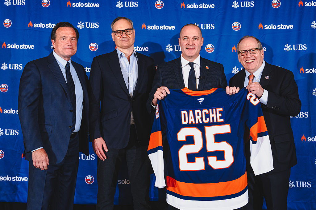 Mathieu Darche posiert für ein Foto mit den Islanders-Eigentümern John Collins, Jon Ledecky und Oliver Haarmann, nachdem er am 29. Mai 2025 in der UBS Arena in Elmont, New York, zum siebten General Manager in der Geschichte der New York Islanders ernannt wurde | Quelle: Getty Images