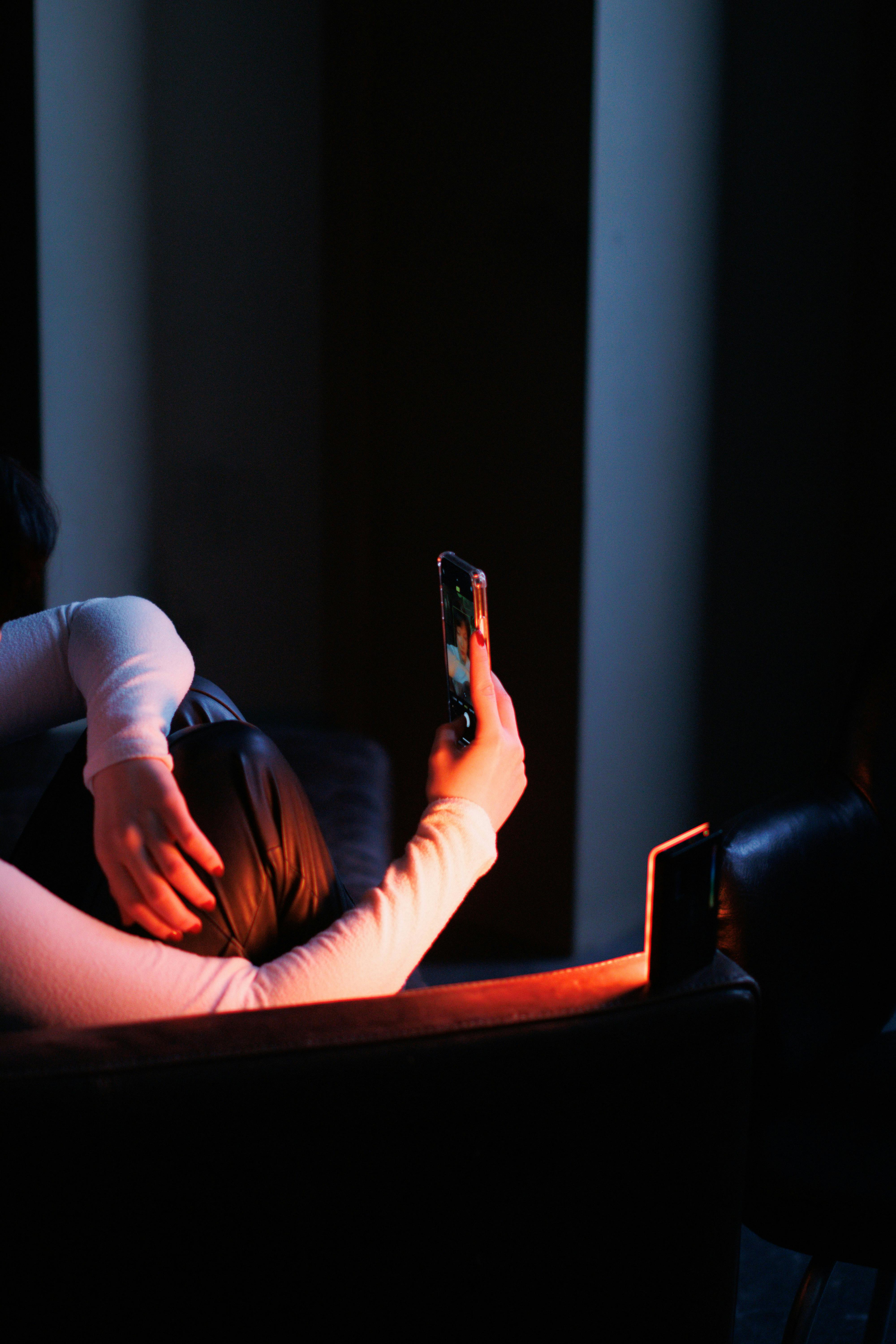 Eine Frau hält ein Handy in der Hand | Quelle: Pexels