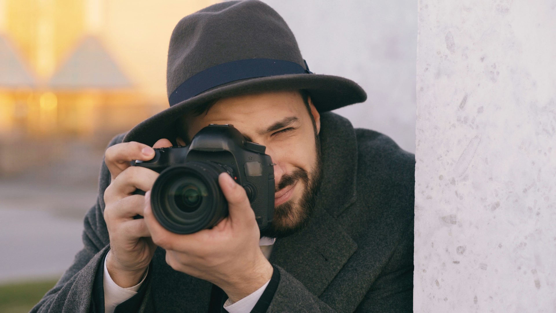 Ein Ermittler mit einer Kamera | Quelle: Unsplash