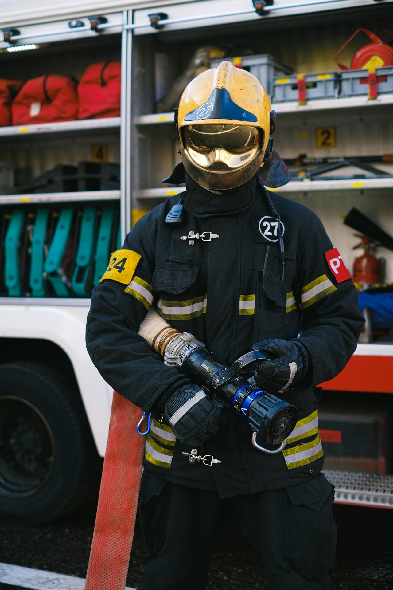 Ein Feuerwehrmann mit seiner Ausrüstung | Quelle: Pexels