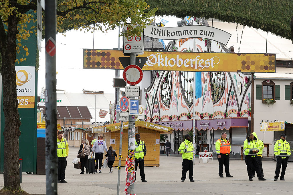 Polizei sperrt das Gelände rund um das Oktoberfest ab | Quelle: Getty Images