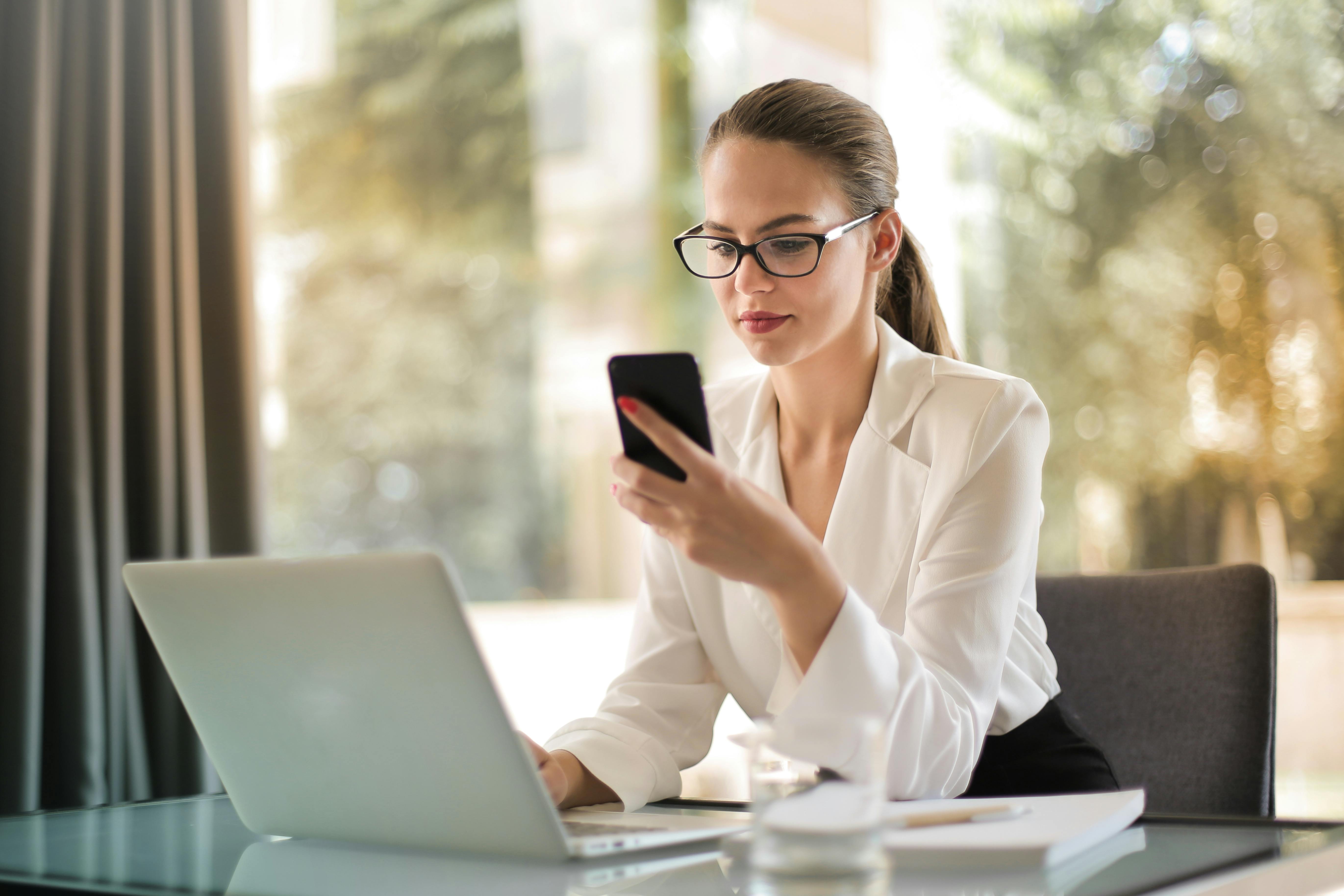 Eine Frau schaut auf ihr Telefon | Quelle: Pexels