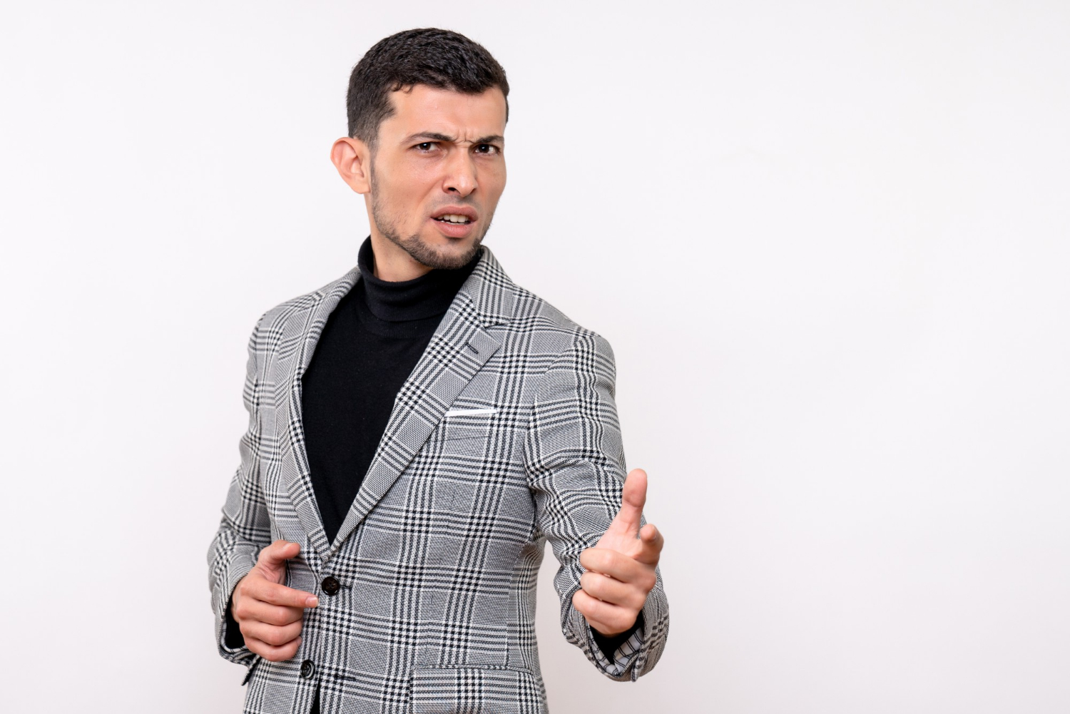 Ein wütender Mann in einem eleganten Anzug | Quelle: Freepik