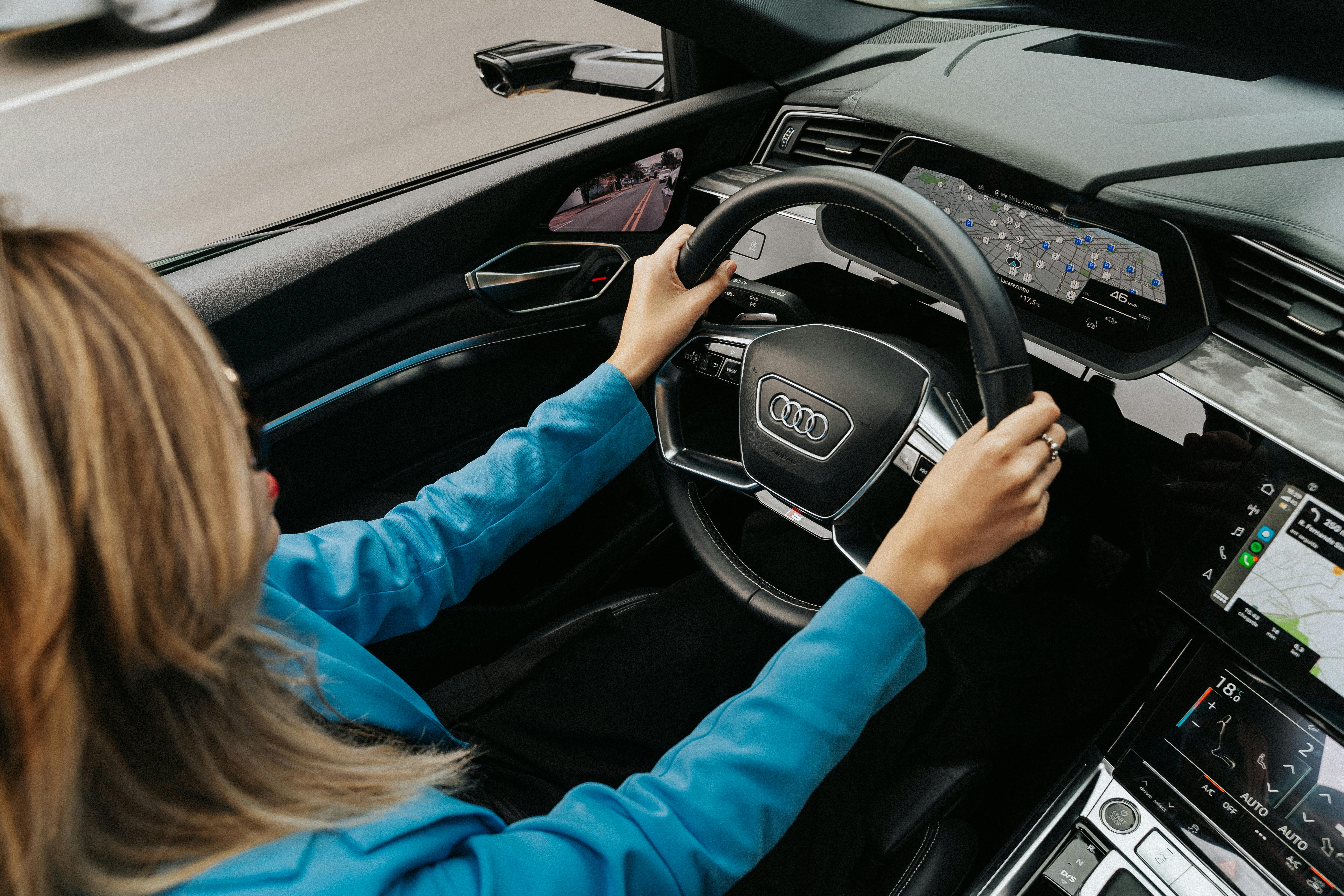 Eine Frau, die in einem Auto sitzt | Quelle: Pexels