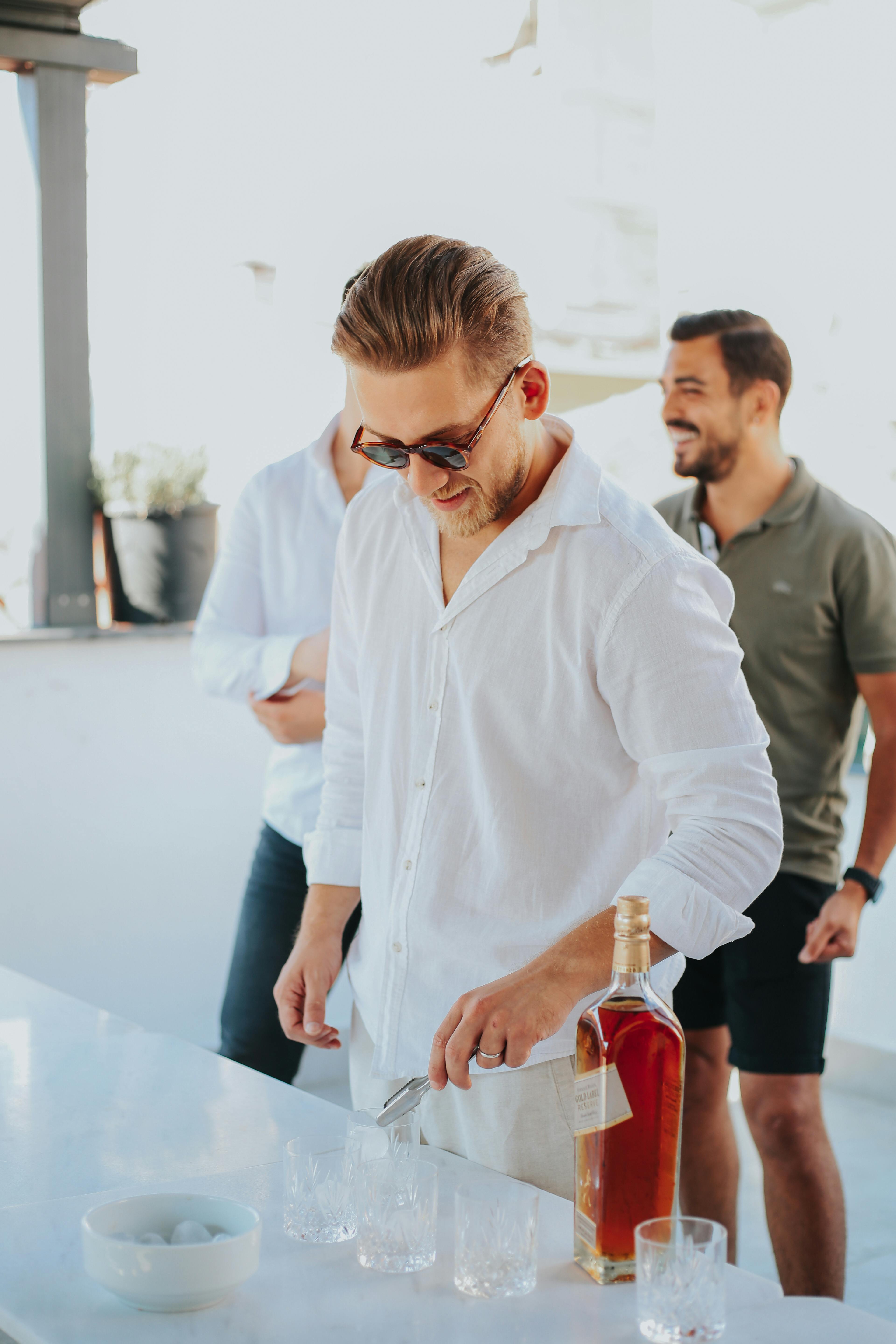 Eine Gruppe von Männern auf einer Party | Quelle: Pexels