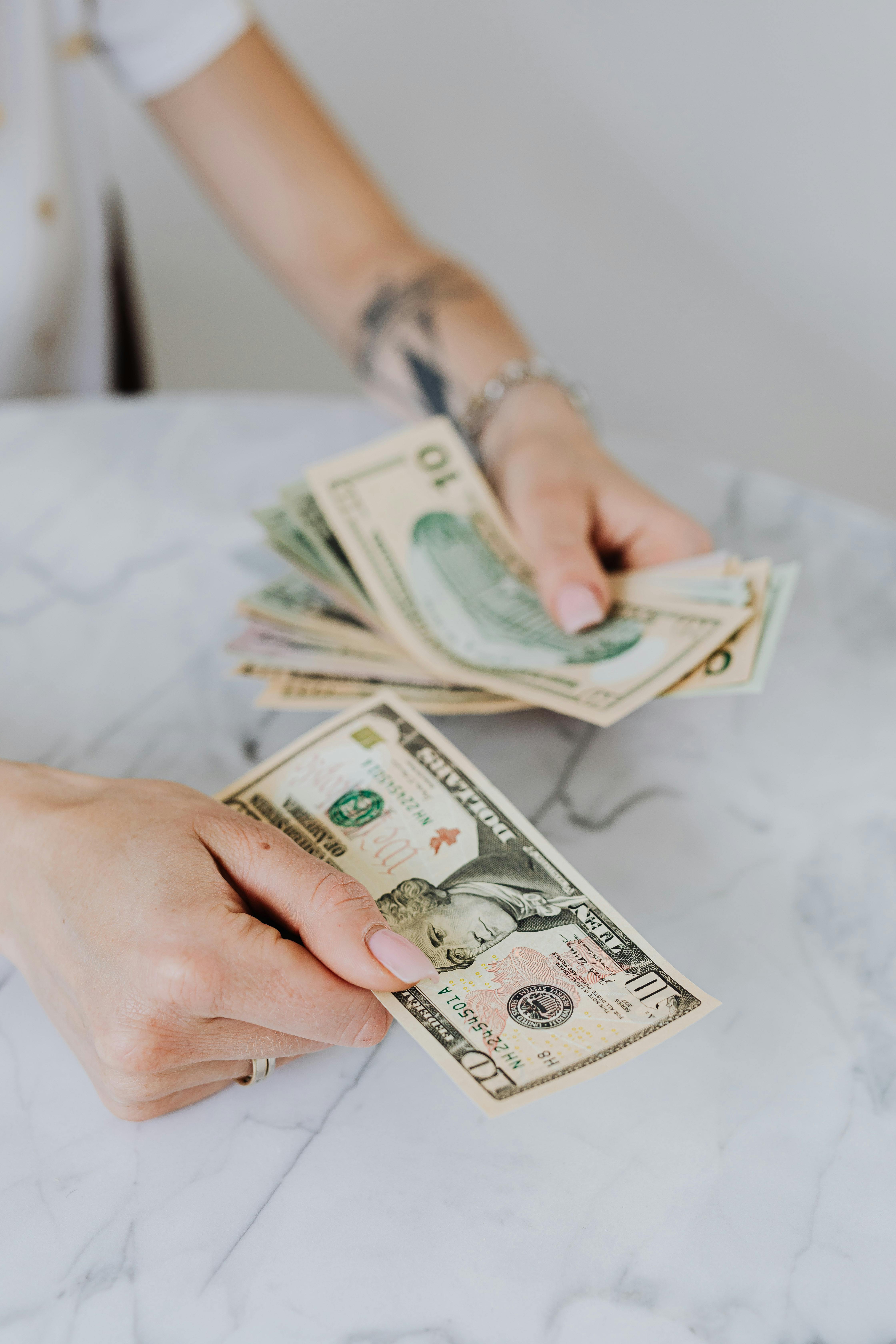 Eine Person, die Bargeld zählt | Quelle: Pexels