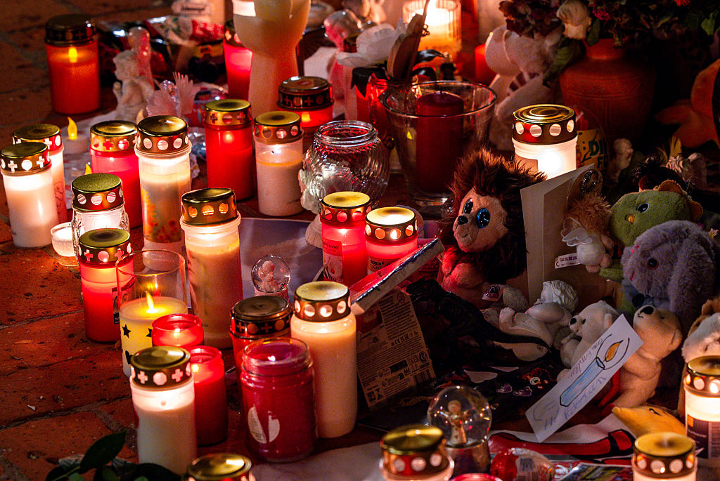 Kerzen, Kuscheltiere und kleine Zettel stehen vor Beginn der Trauerfeier am Eingang der St.-Mary-Kirche, um Abschied vom achtjährigen Fabian zu nehmen | Quelle: Getty Images