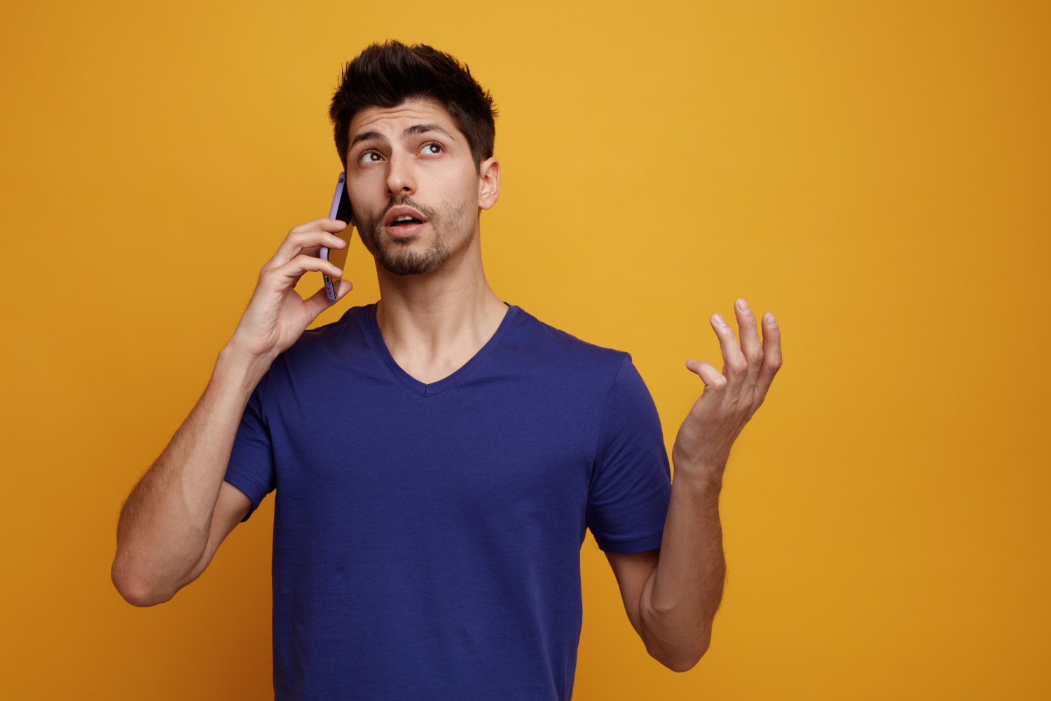 Ein Mann spricht am Telefon | Quelle: Freepik