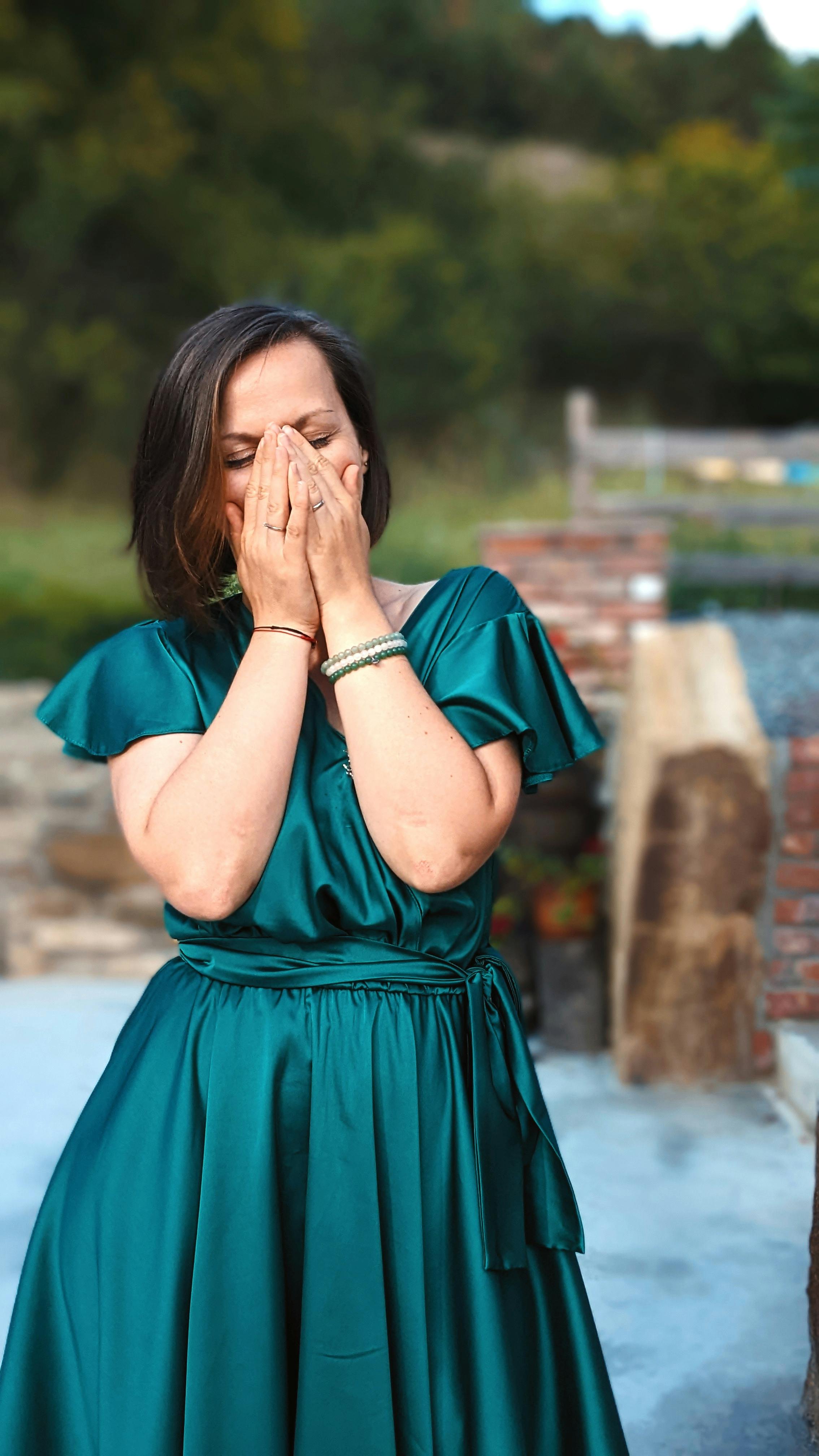 Eine emotionale Frau mit den Händen über dem Gesicht | Quelle: Pexels