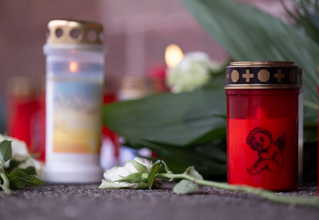 6. Februar 2026, Saarland, Homburg: Kerzen, Blumen und eine handgeschriebene Gedenktafel am Bahnhof Homburg erinnern an den Tod des Bahnmitarbeiters Serkan C. | Quelle: Getty Images