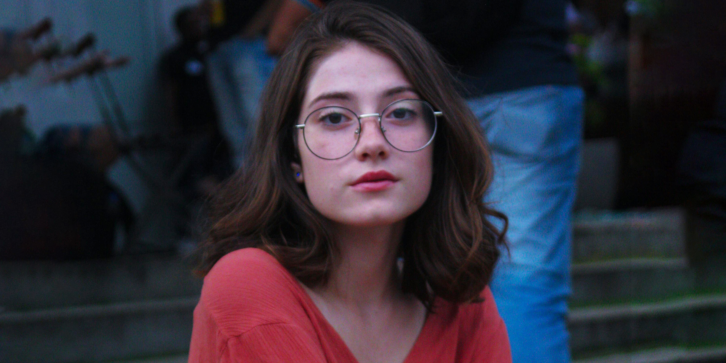 Ein Teenager-Mädchen mit Brille | Quelle: Pexels