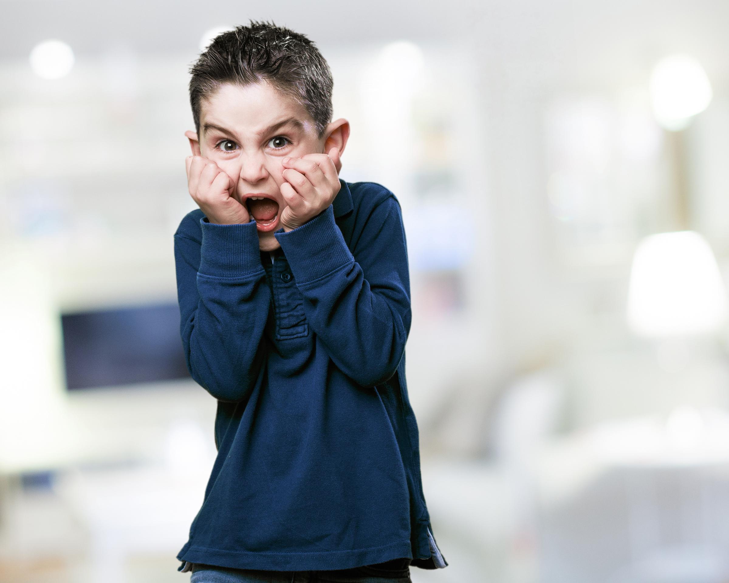 Ein verängstigter kleiner Junge | Quelle: Freepik