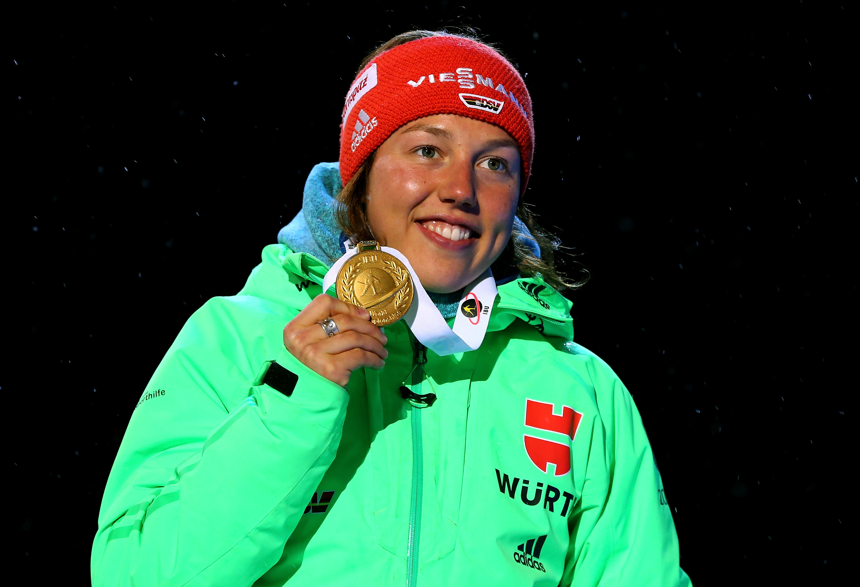 Laura Dahlmeier aus Deutschland feiert nach ihrem Sieg bei der 10-km-Verfolgung der Frauen am vierten Tag der IBU-Biathlon-Weltmeisterschaften in Holmenkollen am 6. März 2016 in Oslo, Norwegen. | Quelle: Getty Images