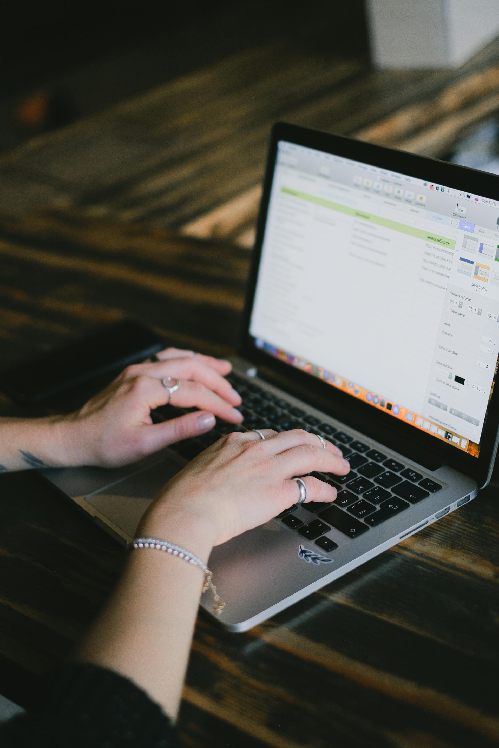 Eine Nahaufnahme einer Frau, die an ihrem Laptop arbeitet | Quelle: Pexels