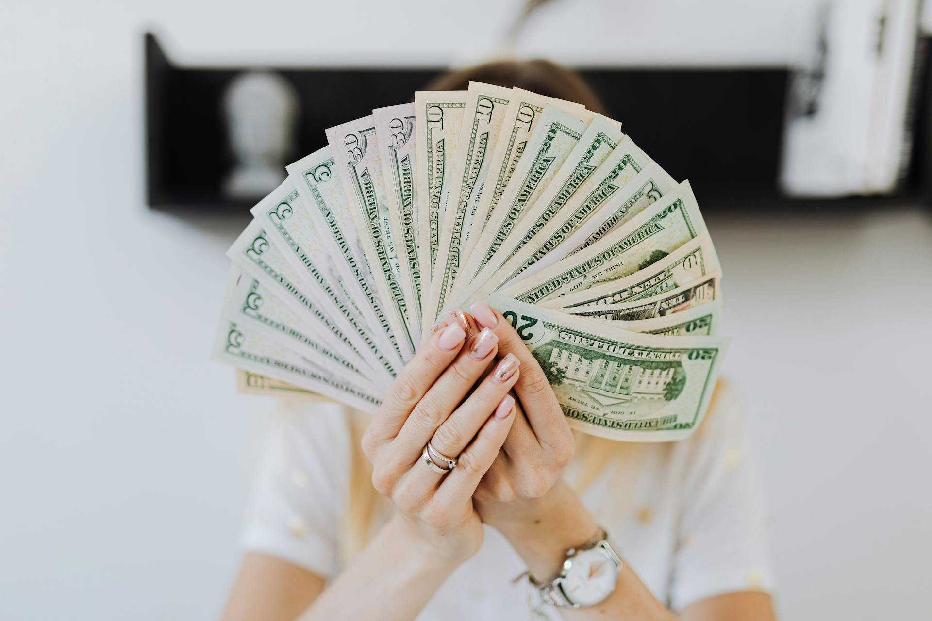 Eine Frau mit Geld in der Hand | Quelle: Pexels