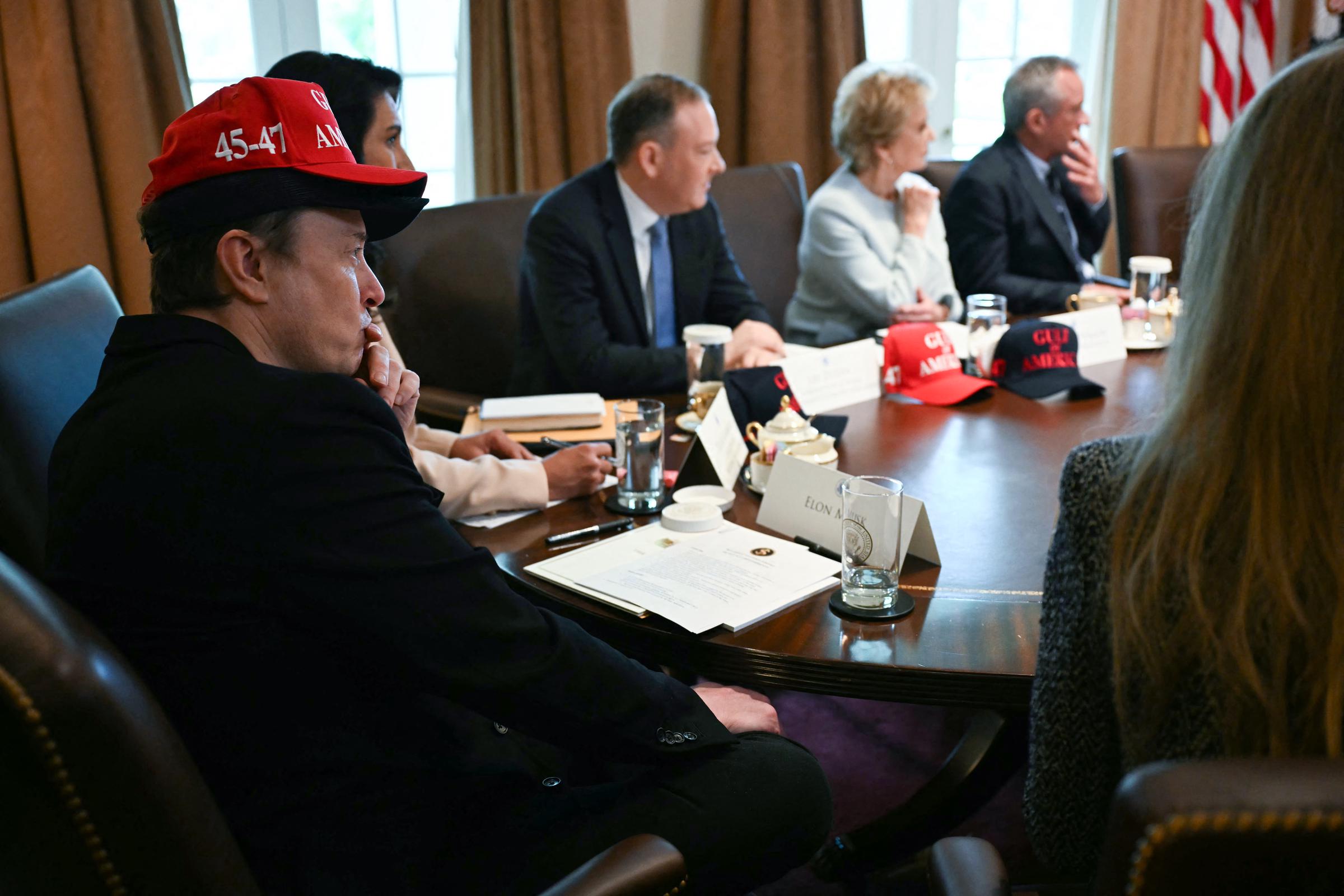 Elon Musk trägt eine Gulf of America-Mütze, während er mit anderen Beamten bei einer Kabinettssitzung sitzt | Quelle: Getty Images