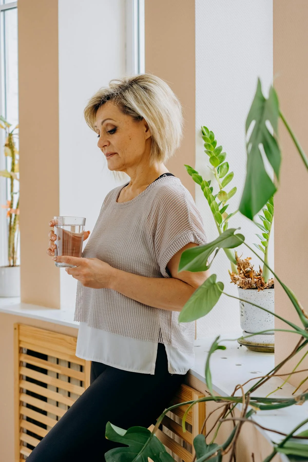 Eine unzufriedene Frau mit einer Tasse Tee | Quelle: Pexels