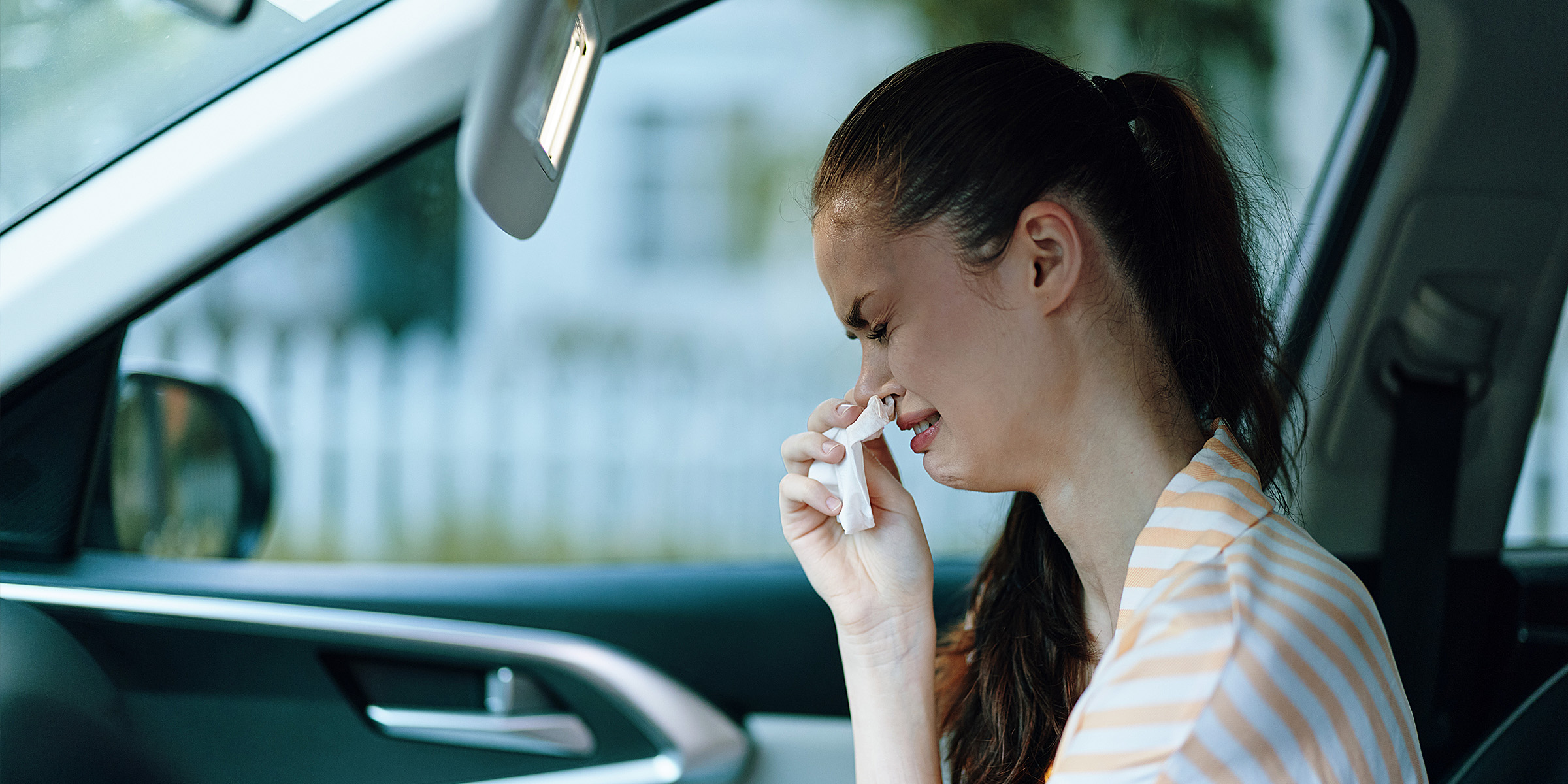 Eine weinende Frau in einem Auto | Quelle: Shutterstock