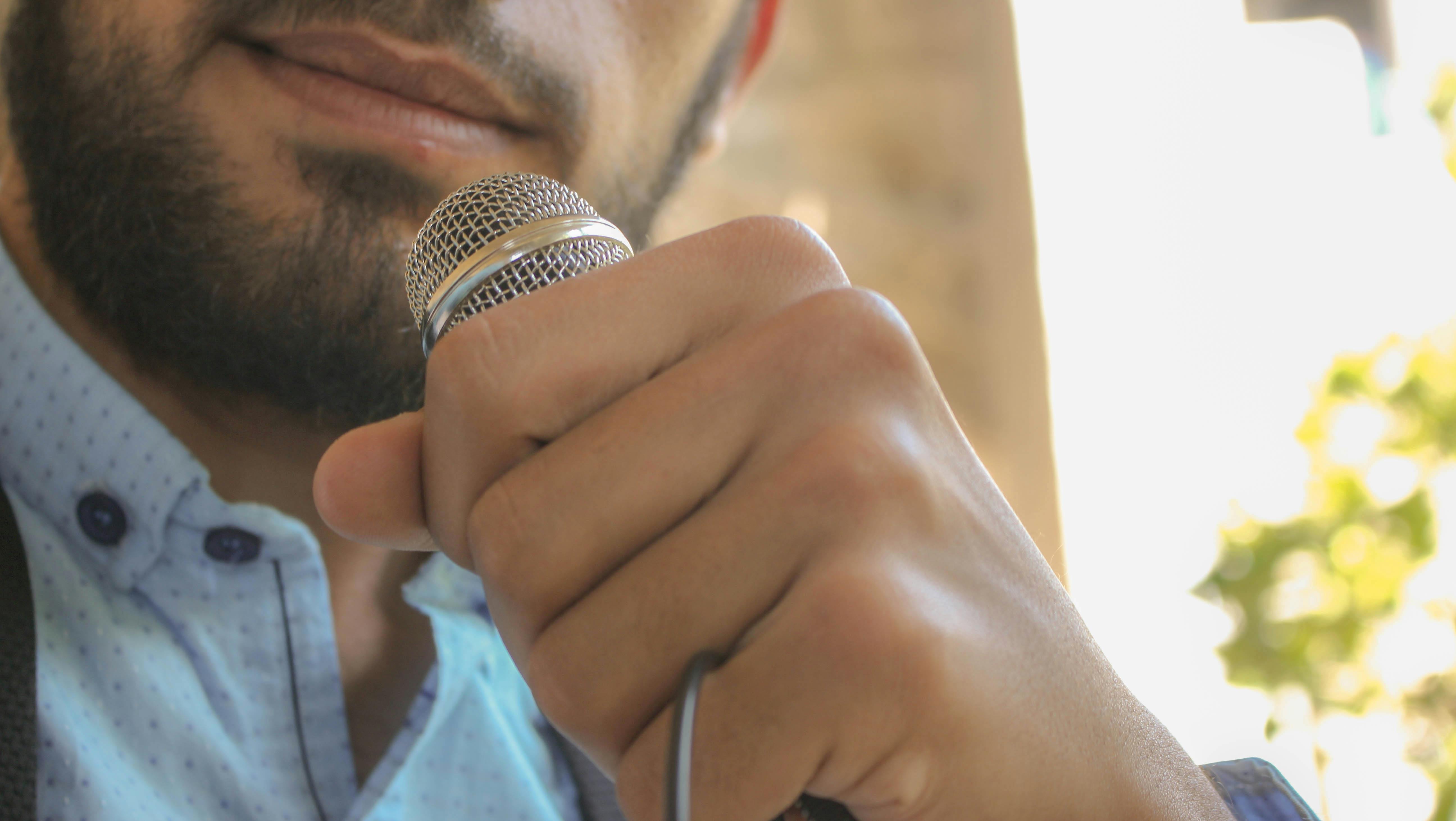 Ein Mann spricht in ein Mikrofon | Quelle: Pexels