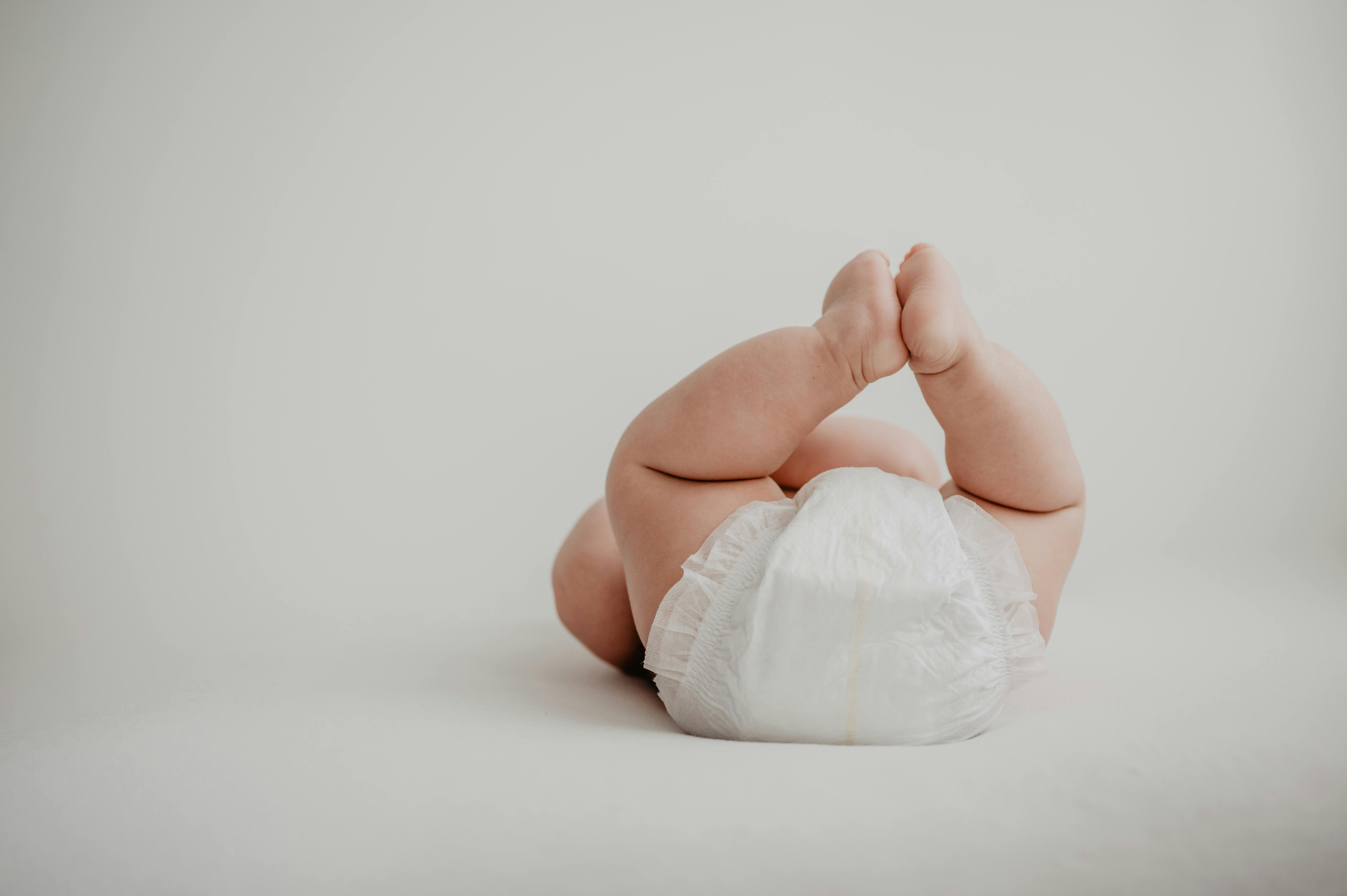 Ein Baby, das mit hochgelegten Beinen liegt | Quelle: Pexels