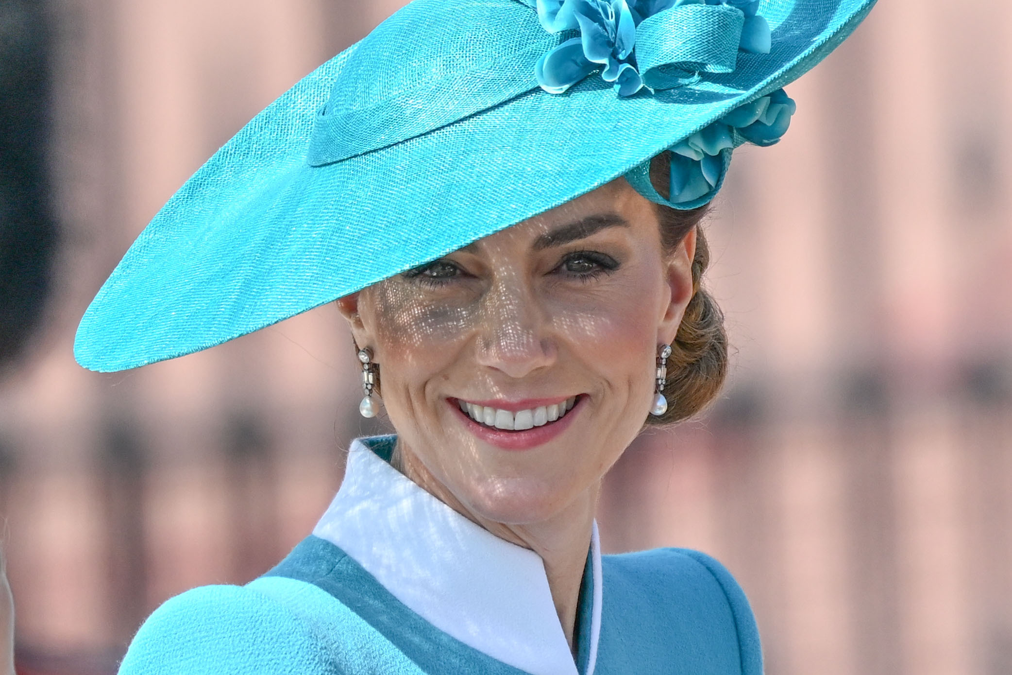 Auf einer Nahaufnahme, die während der Trooping the Colour-Parade 2025 aufgenommen wurde, strahlt Prinzessin Catherine mit einem warmen Lächeln. Das Foto zeigt ihr strahlendes Gesicht, umrahmt von einem eleganten, blaugrünen Hut mit Blumenverzierungen - ein Bild der Anmut und des Selbstbewusstseins, das im Mittelpunkt der königlichen Feierlichkeiten steht.