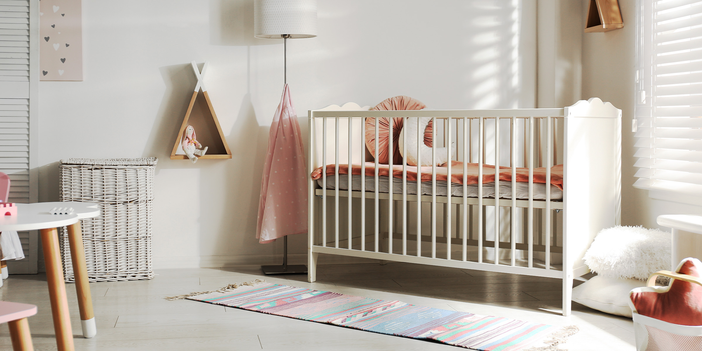 Ein Kinderzimmer, eingerichtet mit einem Kinderbett und Babyutensilien | Quelle: Shutterstock