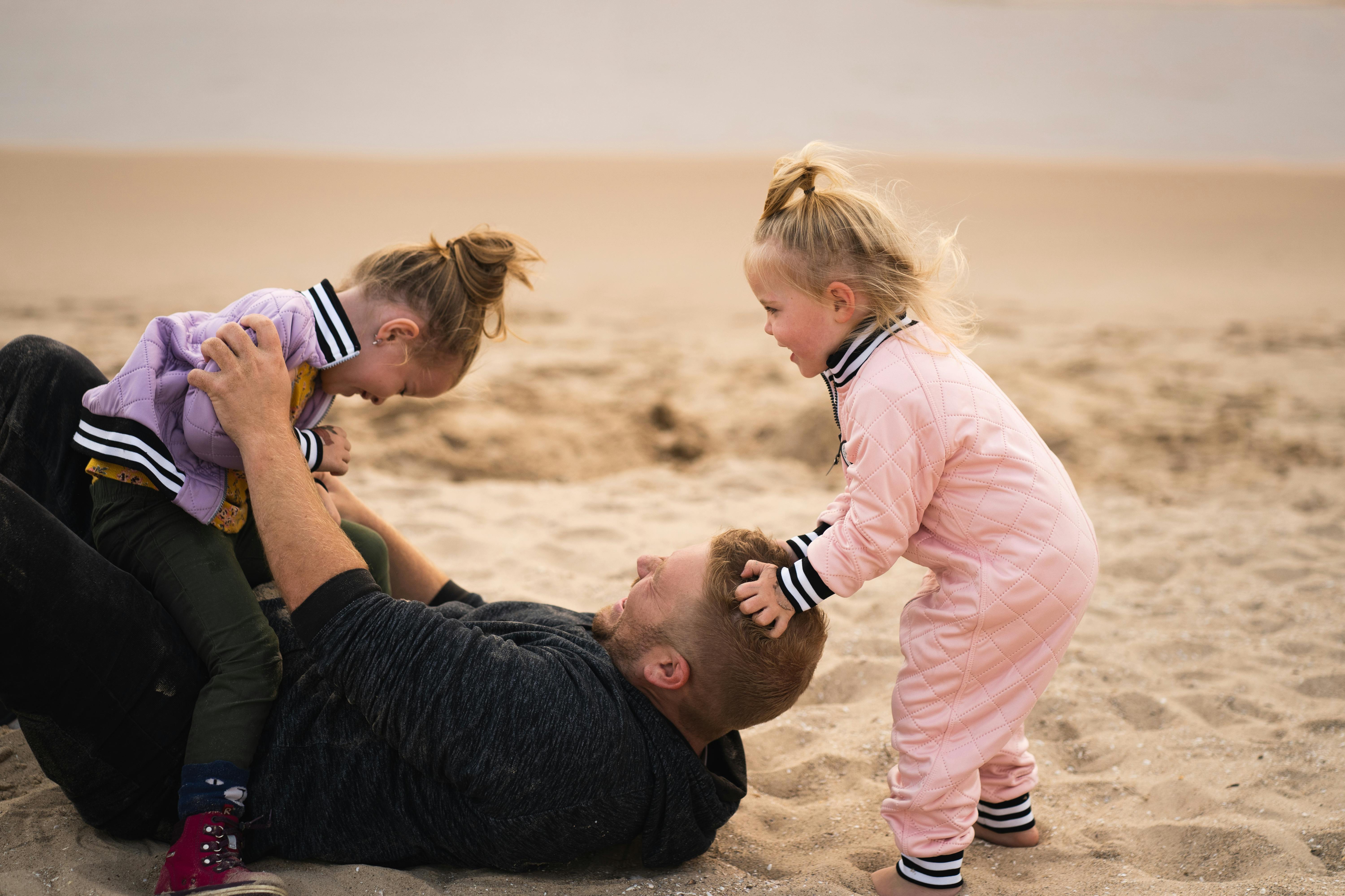 Ein Vater spielt mit seinen Kindern | Quelle: Pexels