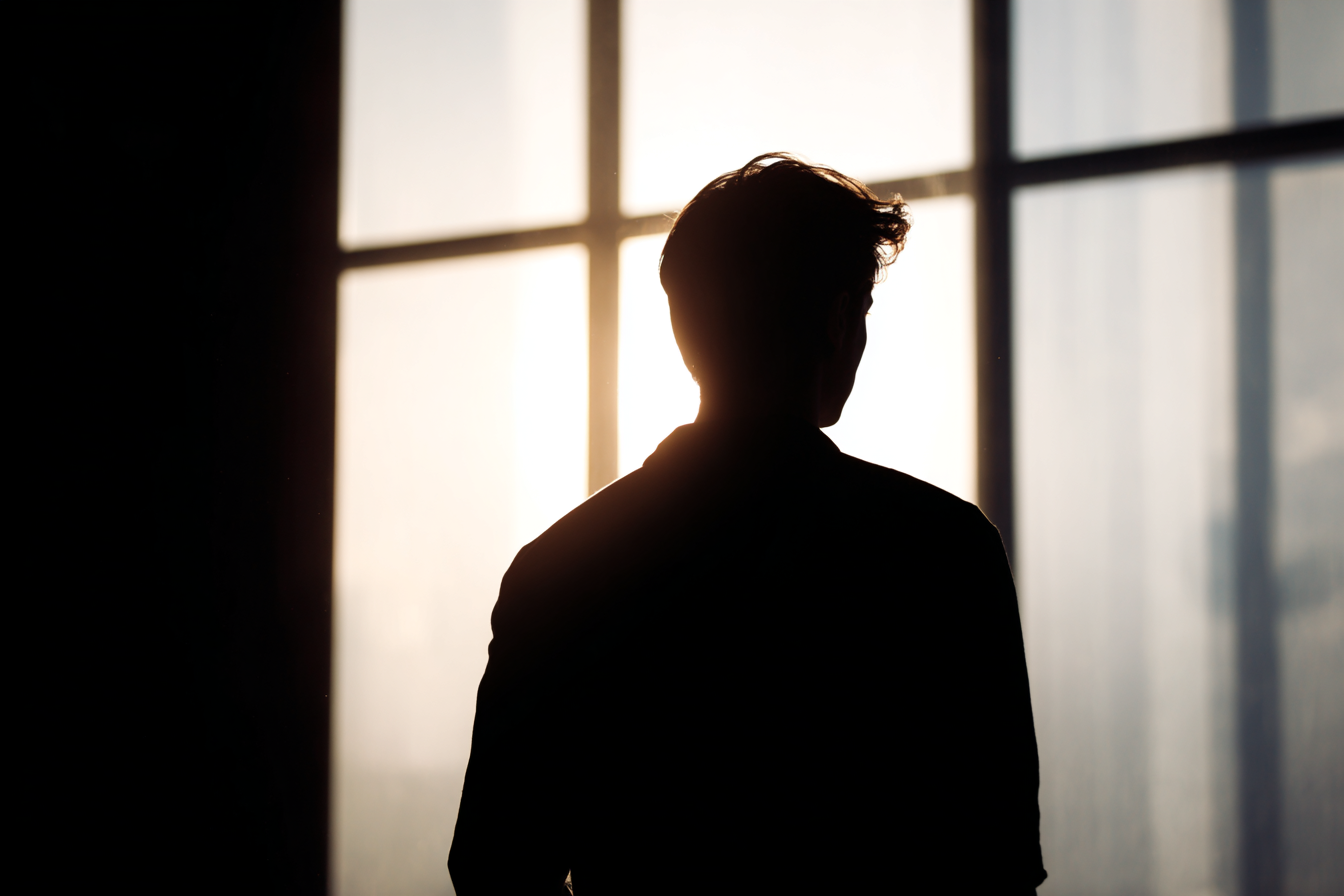 Silhouette eines Mannes | Quelle: Midjourney