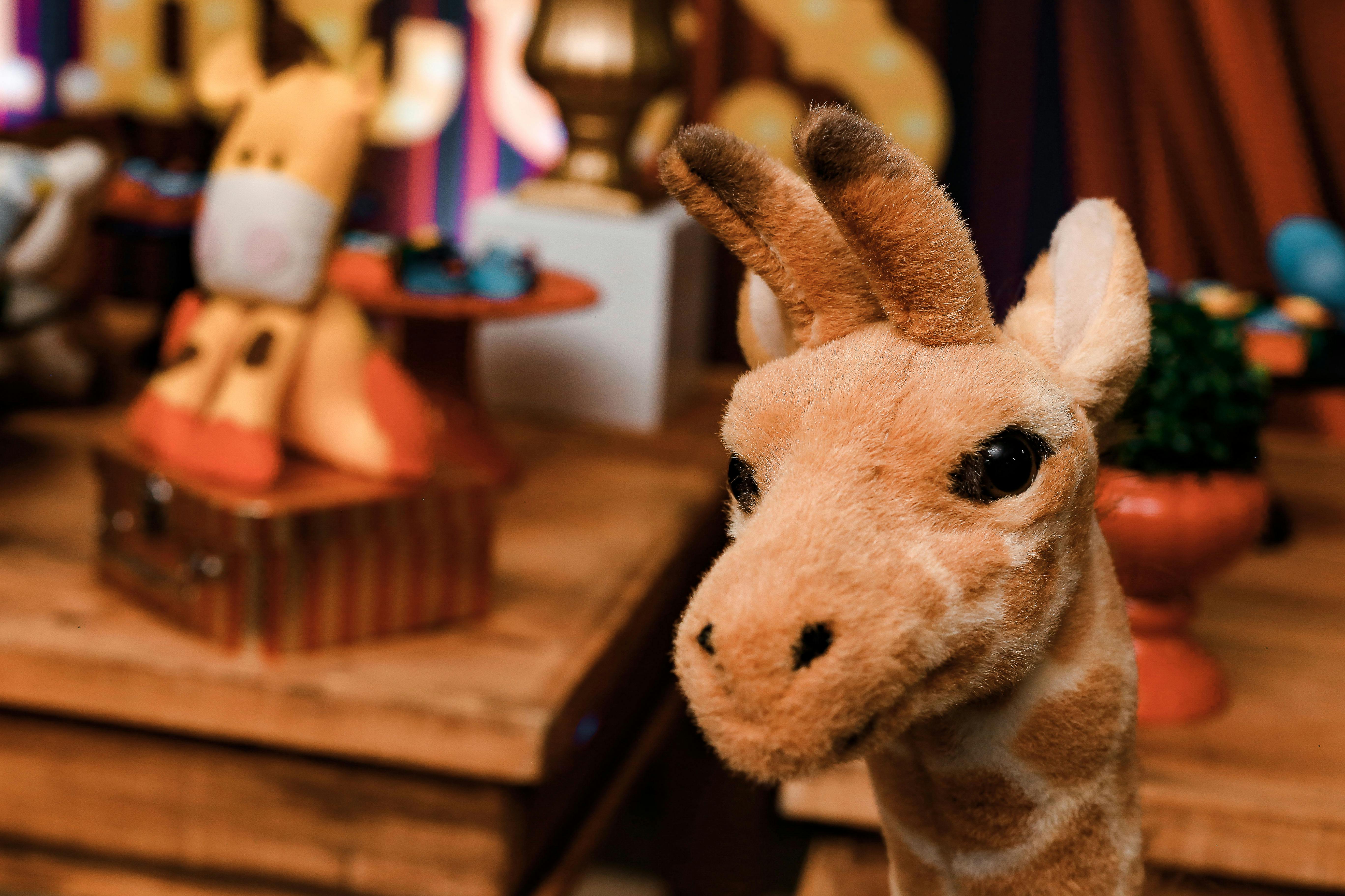 Eine ausgestopfte Giraffe als Spielzeug | Quelle: Pexels