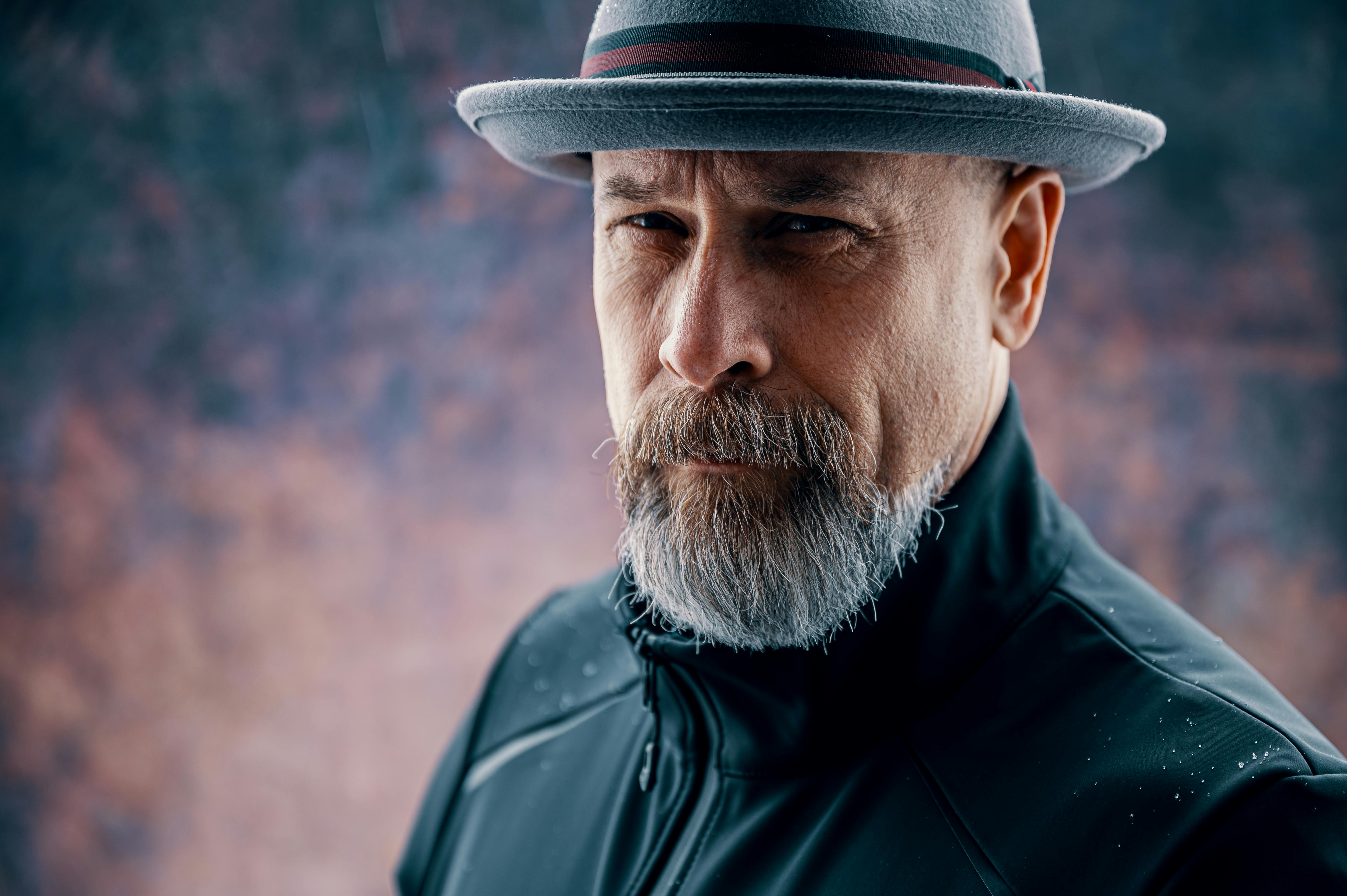 Ein ernster Mann | Quelle: Pexels