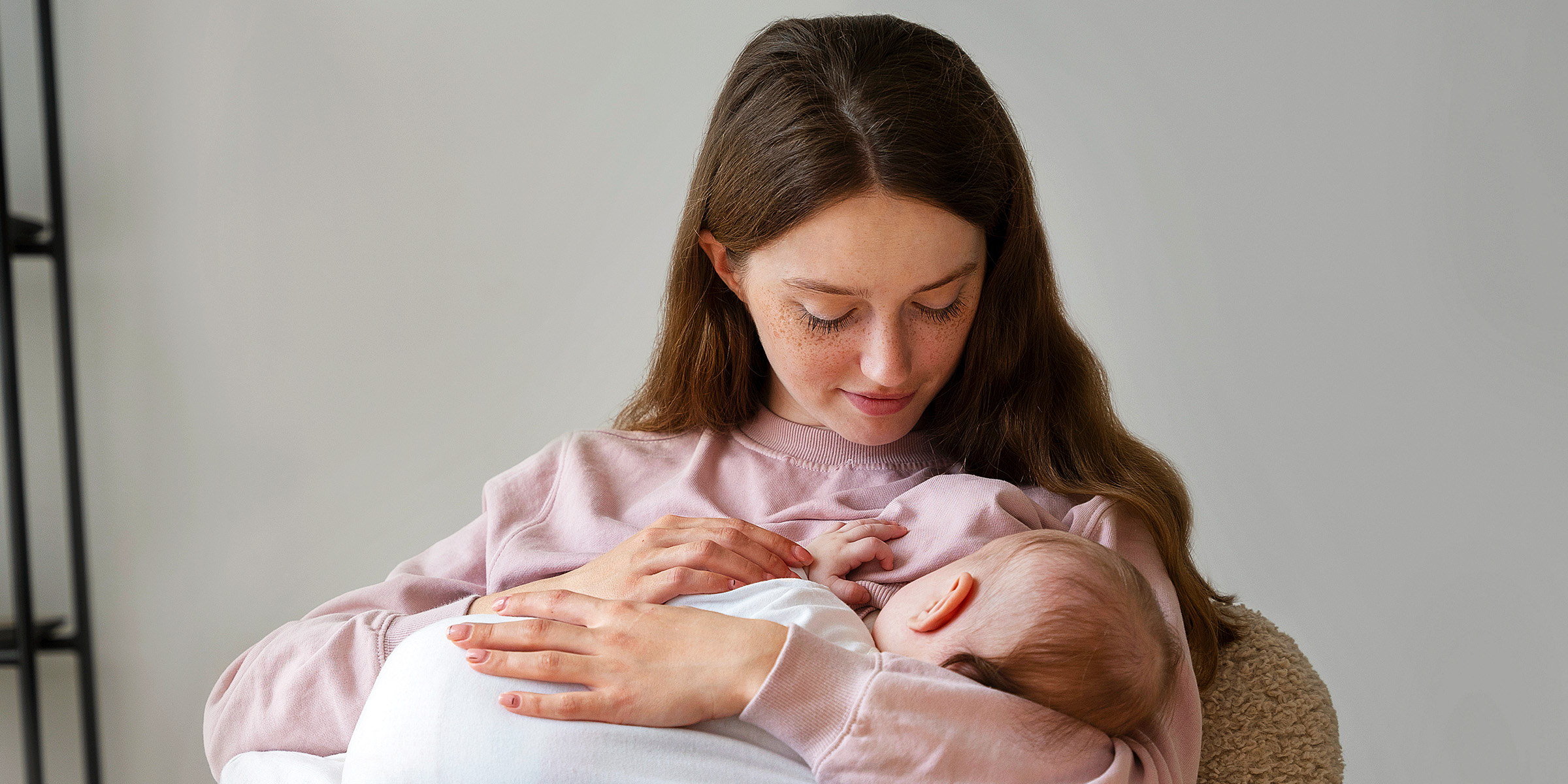 Eine junge Frau, die ihr Baby stillt | Quelle: Freepik