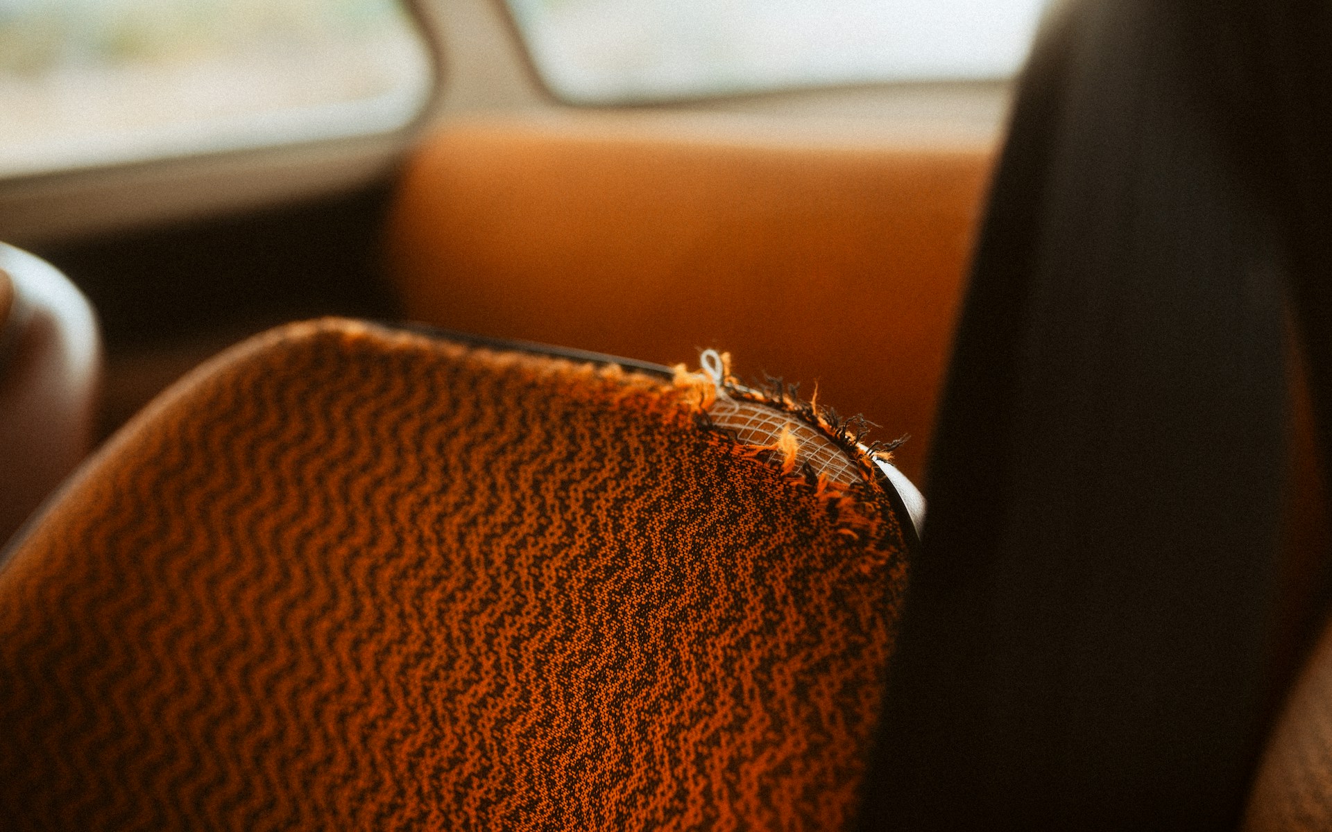 Ein Sitz mit einem abgenutzten gehäkelten Bezug | Quelle: Unsplash