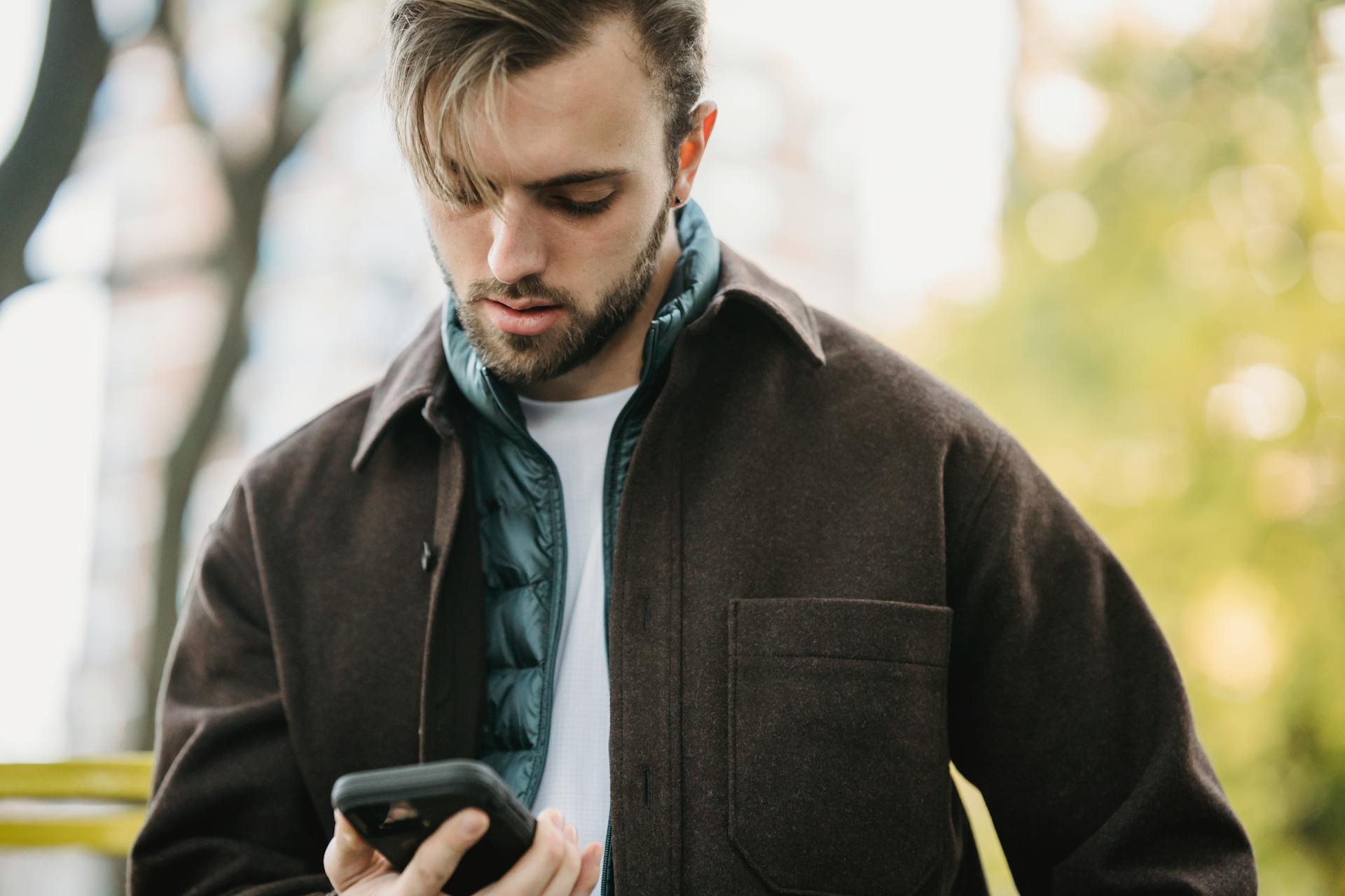 Ein Mann, der auf sein Telefon starrt | Quelle: Pexels